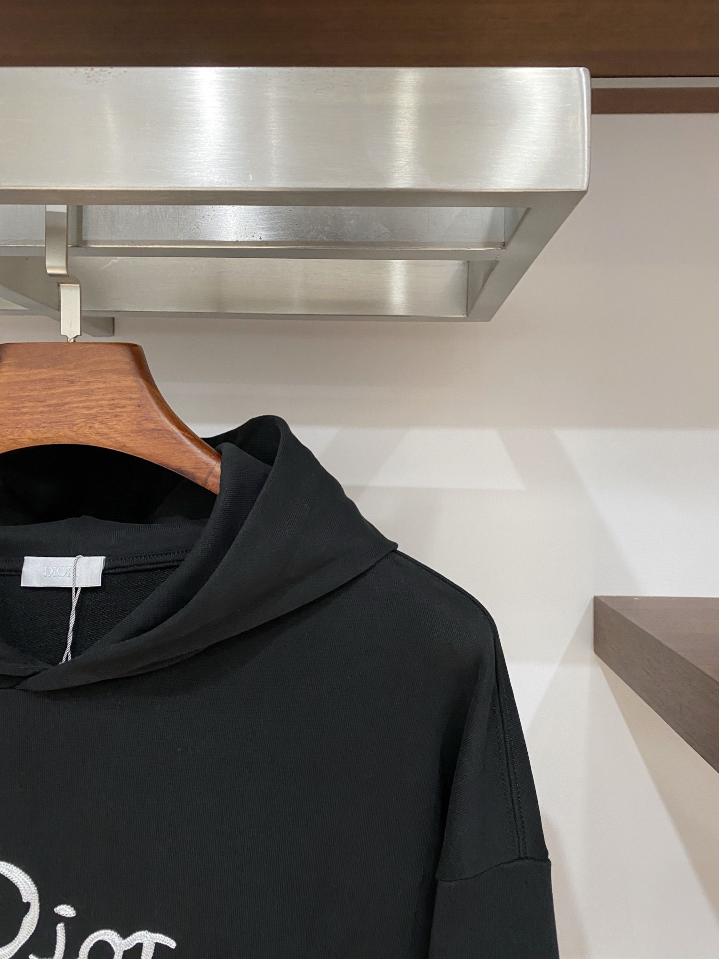 迪奥、2025新品卫衣，帅气时尚，胸前精致刺绣字母logo，简约百搭款。面料棉 不仅挺括，保持潮流的廓形