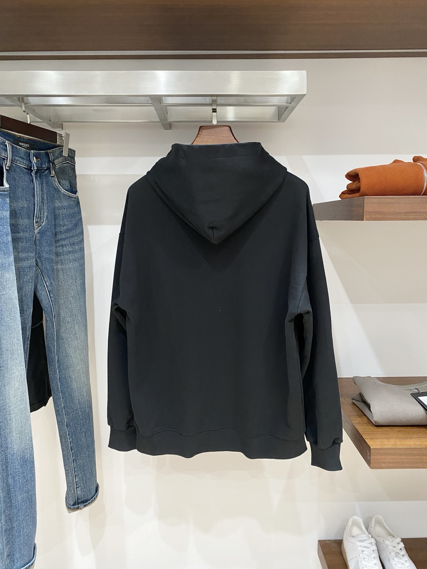 迪奥、2025新品卫衣，帅气时尚，胸前精致刺绣字母logo，简约百搭款。面料棉 不仅挺括，保持潮流的廓形