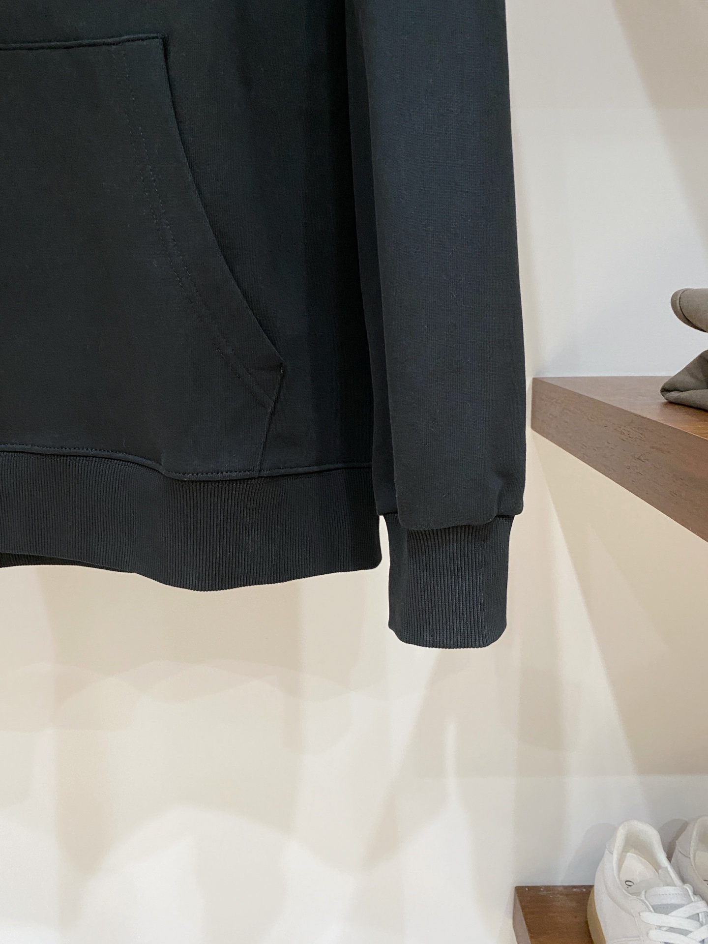 迪奥、2025新品卫衣，帅气时尚，胸前精致刺绣字母logo，简约百搭款。面料棉 不仅挺括，保持潮流的廓形