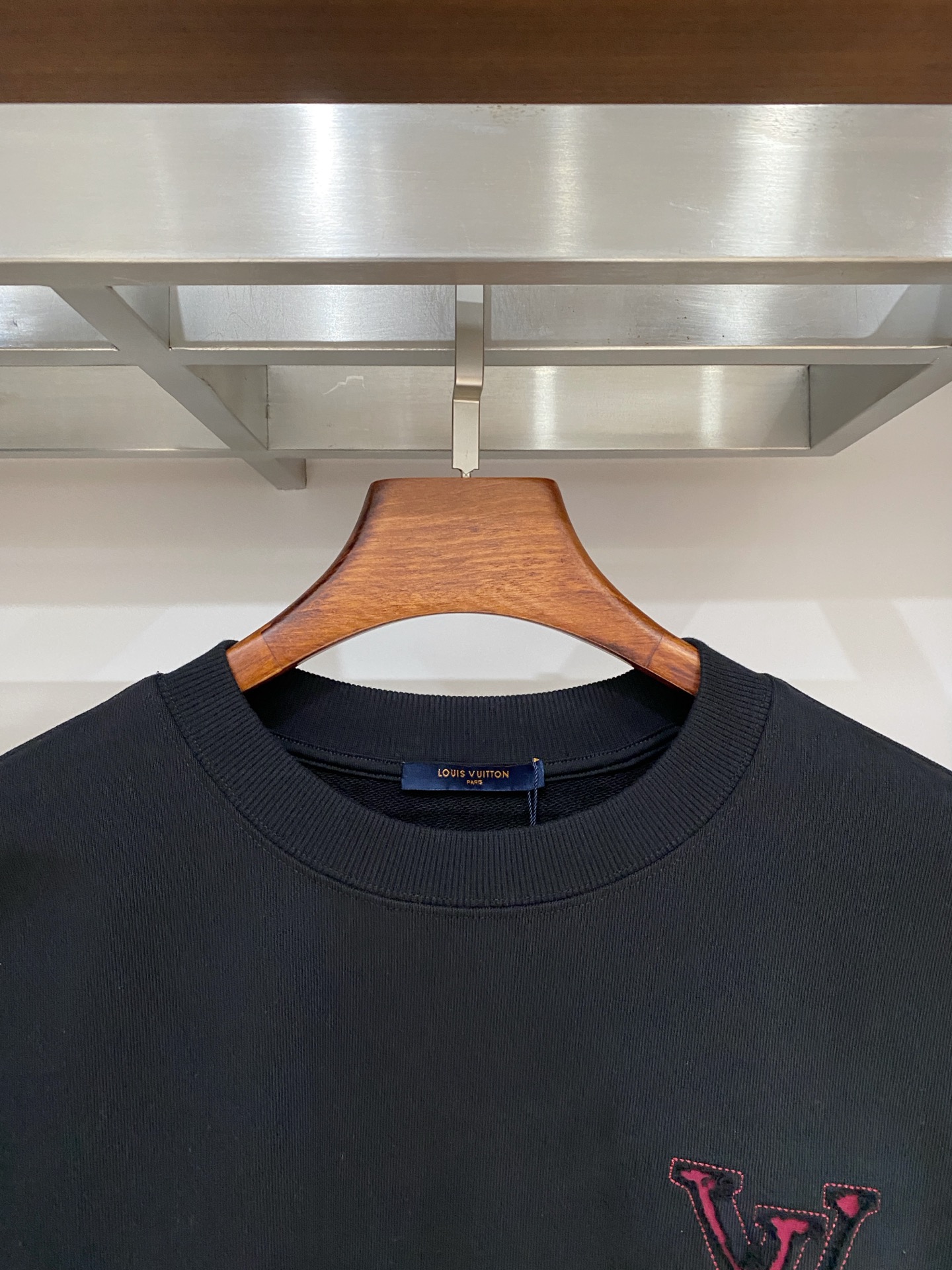 路易威登、2025新品卫衣，帅气时尚，胸前精致刺绣字母logo，简约百搭款。面料棉 不仅挺括，保持潮流的