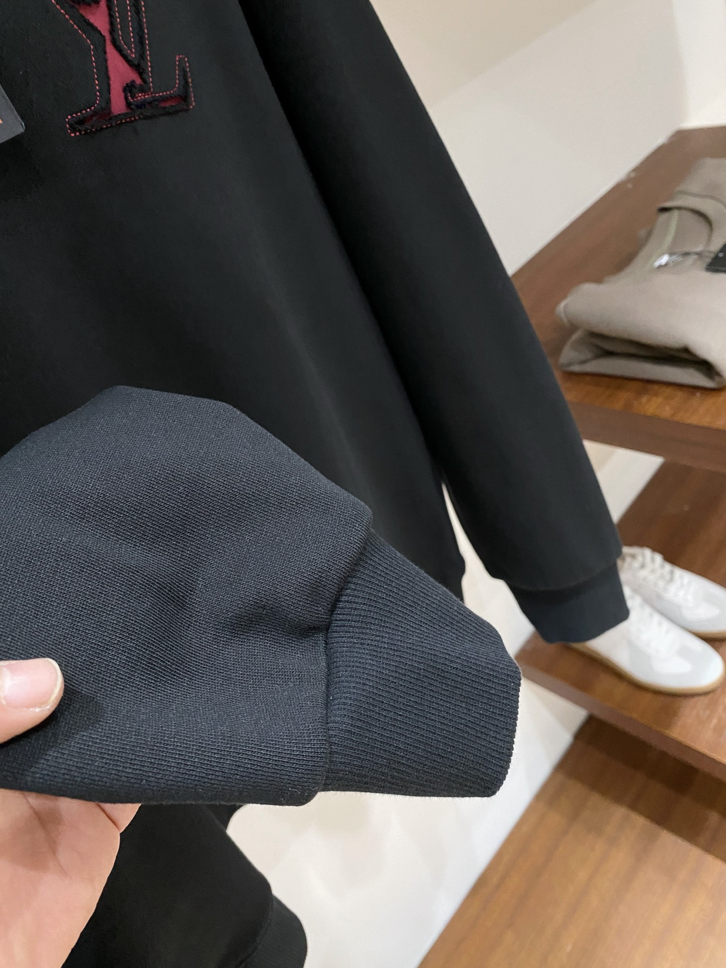 路易威登、2025新品卫衣，帅气时尚，胸前精致刺绣字母logo，简约百搭款。面料棉 不仅挺括，保持潮流的