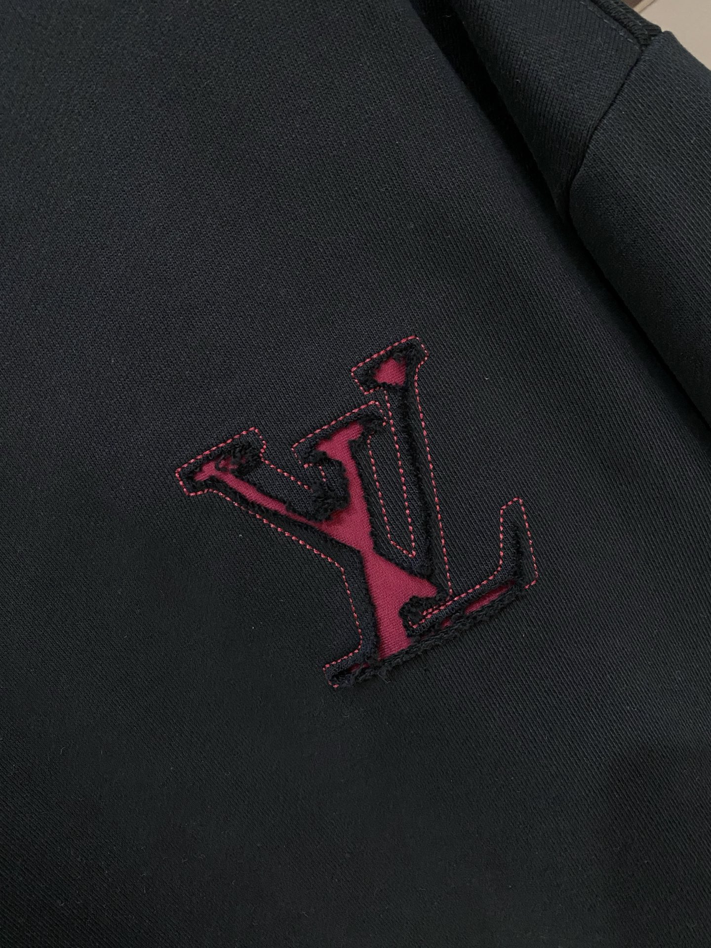 路易威登、2025新品卫衣，帅气时尚，胸前精致刺绣字母logo，简约百搭款。面料棉 不仅挺括，保持潮流的