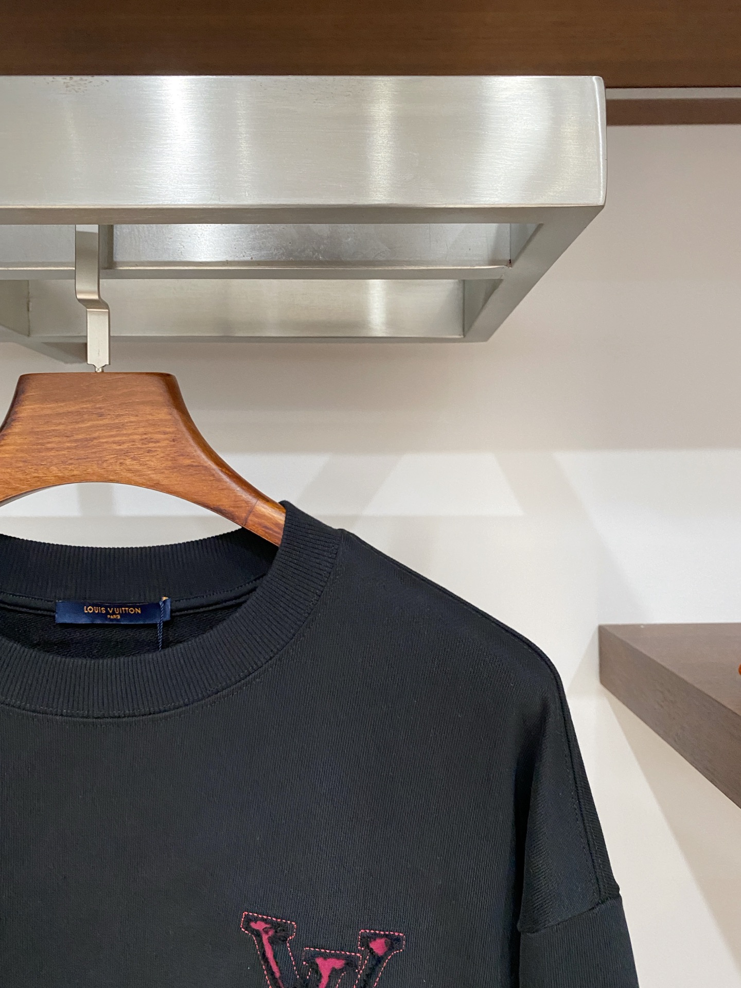 路易威登、2025新品卫衣，帅气时尚，胸前精致刺绣字母logo，简约百搭款。面料棉 不仅挺括，保持潮流的