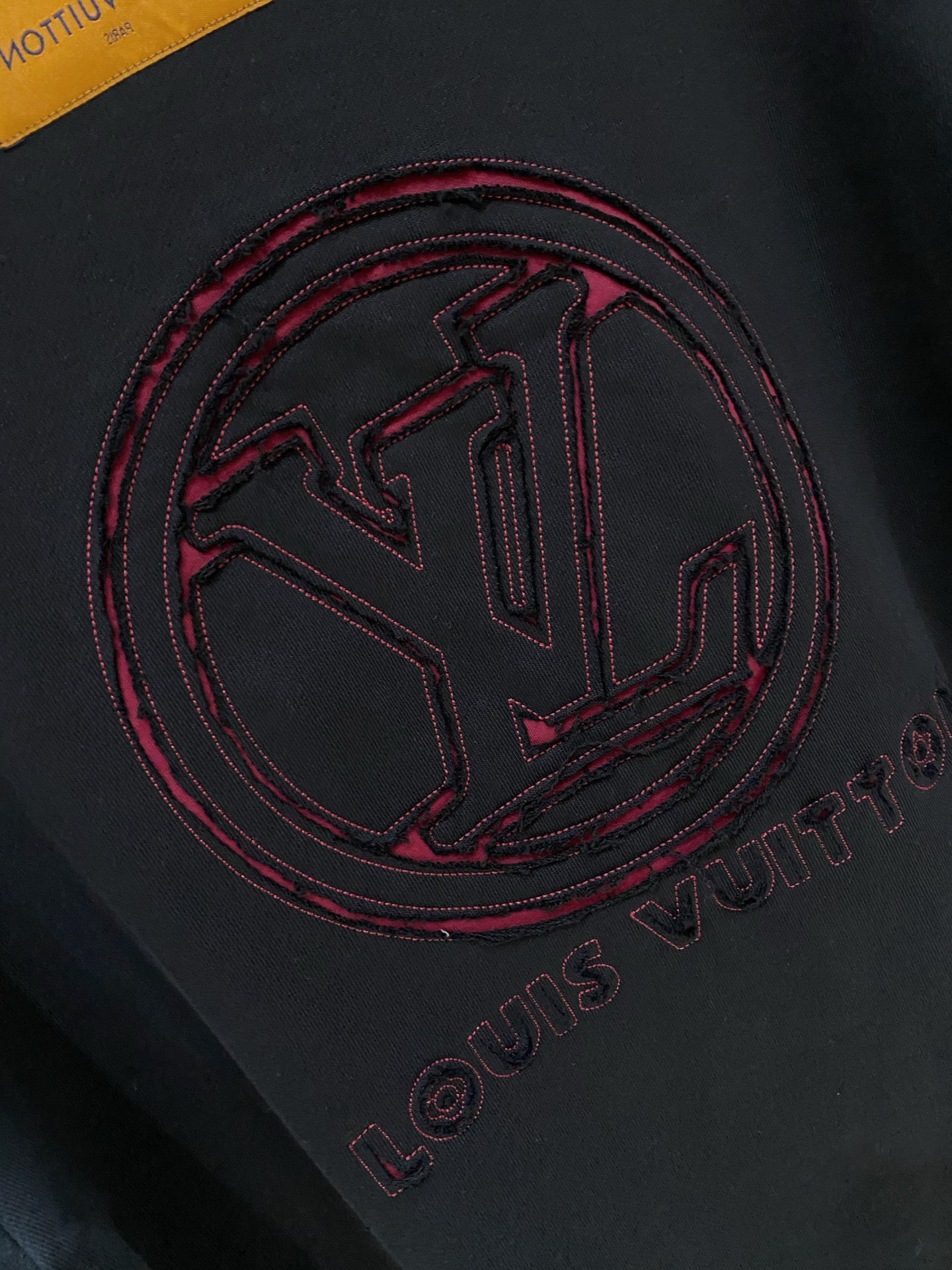 路易威登、2025新品卫衣，帅气时尚，胸前精致刺绣字母logo，简约百搭款。面料棉 不仅挺括，保持潮流的