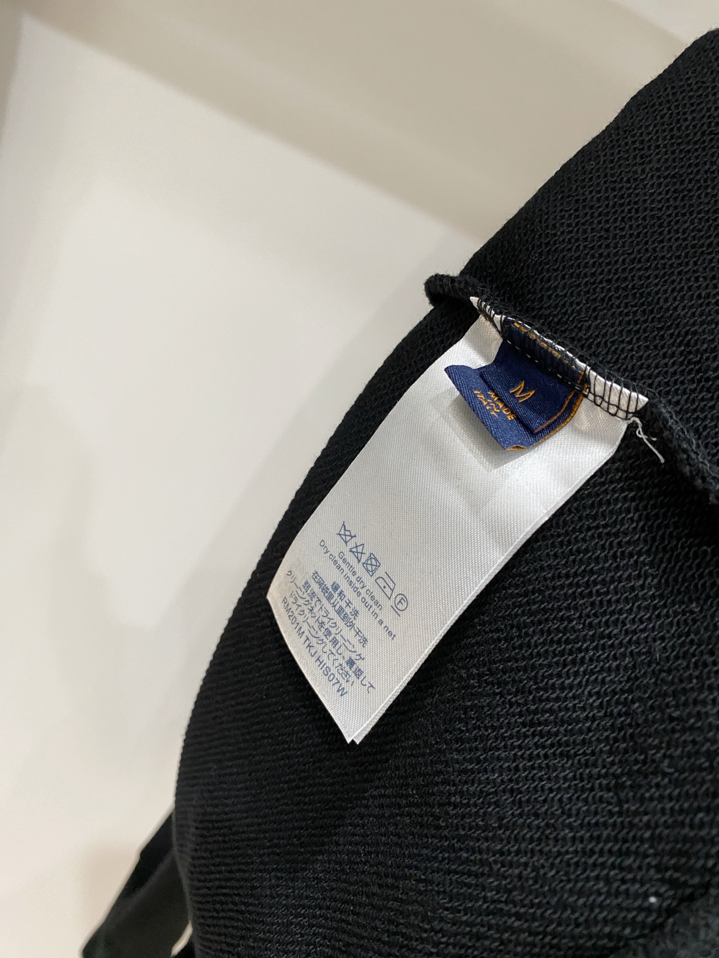 路易威登、2025新品卫衣，帅气时尚，胸前精致刺绣字母logo，简约百搭款。面料棉 不仅挺括，保持潮流的