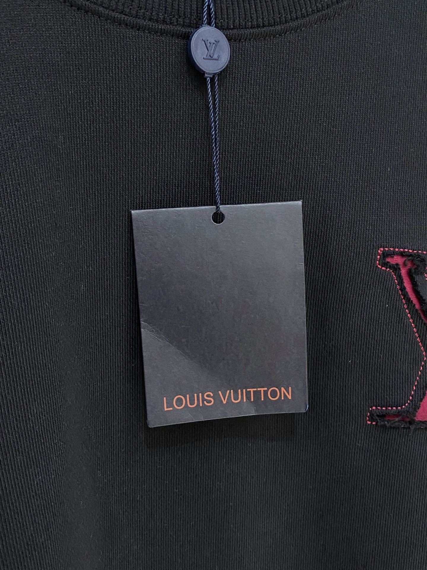 路易威登、2025新品卫衣，帅气时尚，胸前精致刺绣字母logo，简约百搭款。面料棉 不仅挺括，保持潮流的