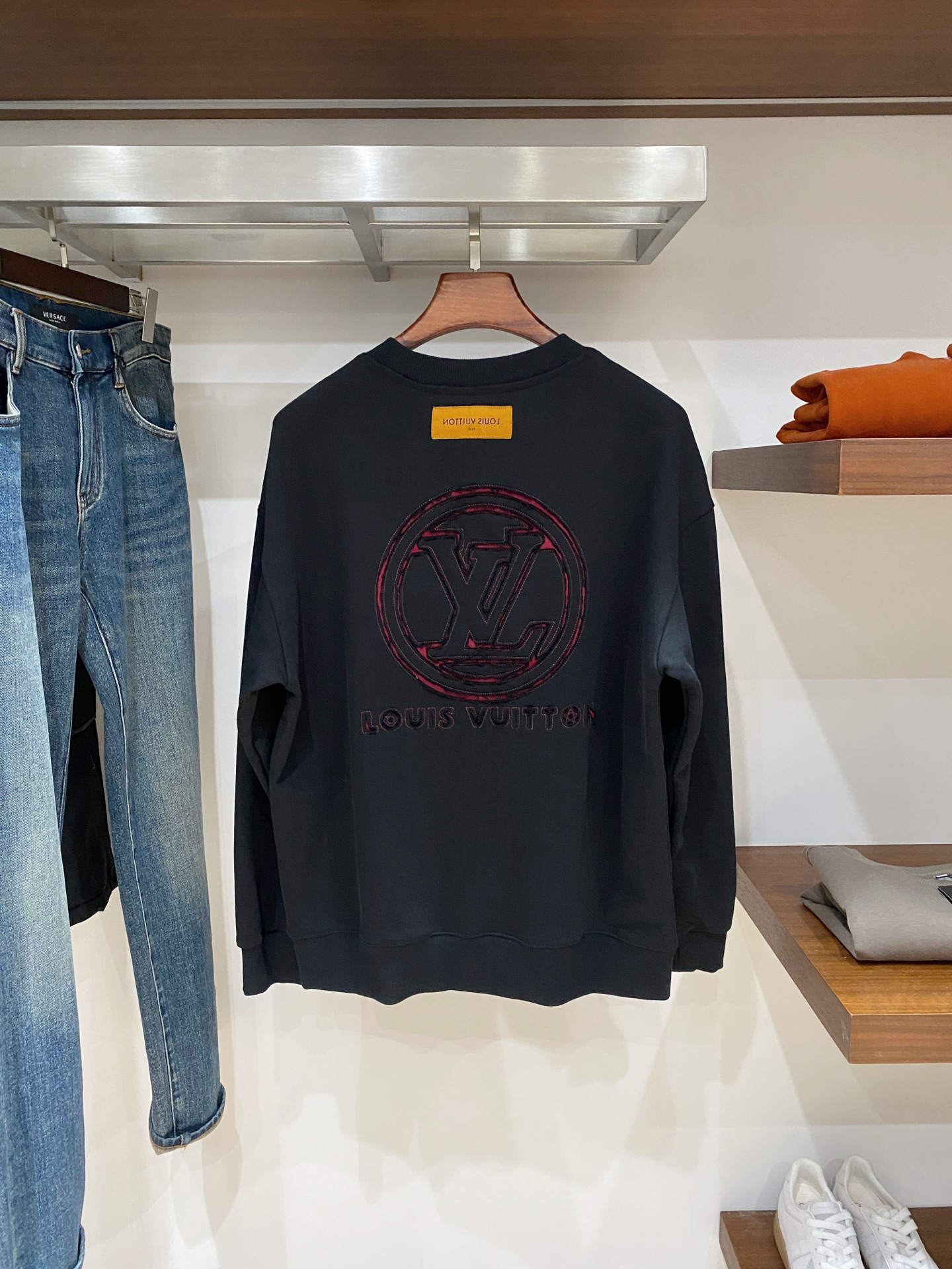 路易威登、2025新品卫衣，帅气时尚，胸前精致刺绣字母logo，简约百搭款。面料棉 不仅挺括，保持潮流的