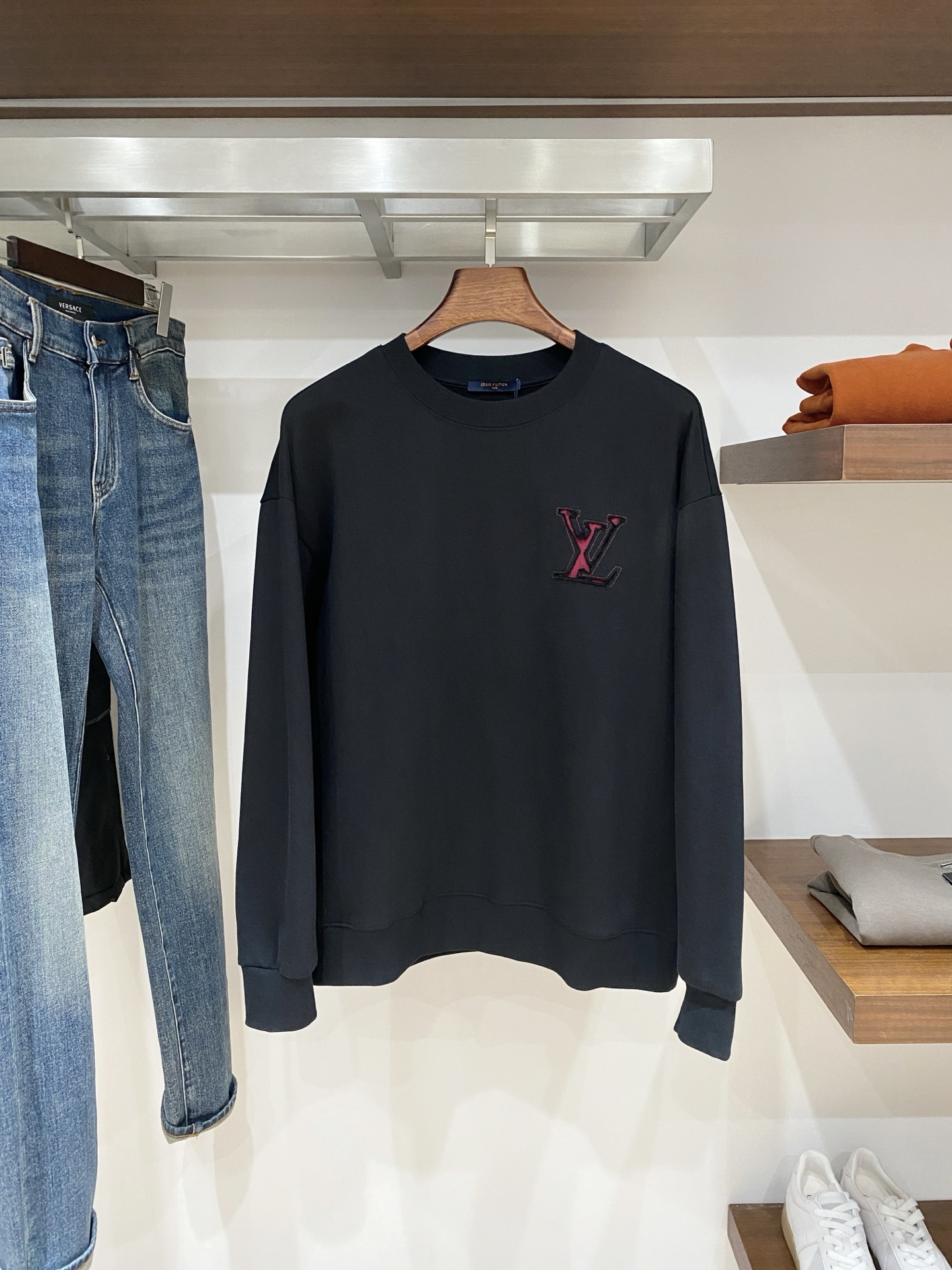 路易威登、2025新品卫衣，帅气时尚，胸前精致刺绣字母logo，简约百搭款。面料棉 不仅挺括，保持潮流的