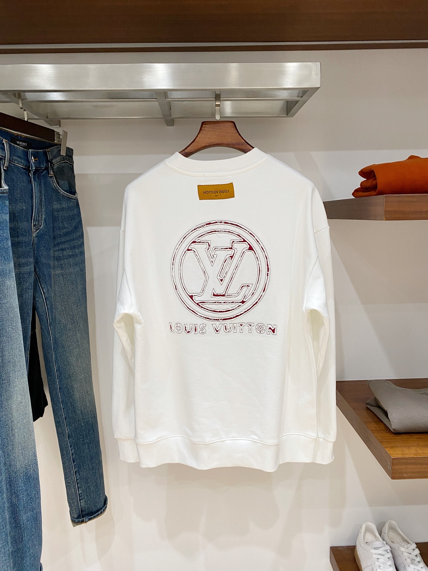 路易威登、2025新品卫衣，帅气时尚，胸前精致刺绣字母logo，简约百搭款。面料棉 不仅挺括，保持潮流的