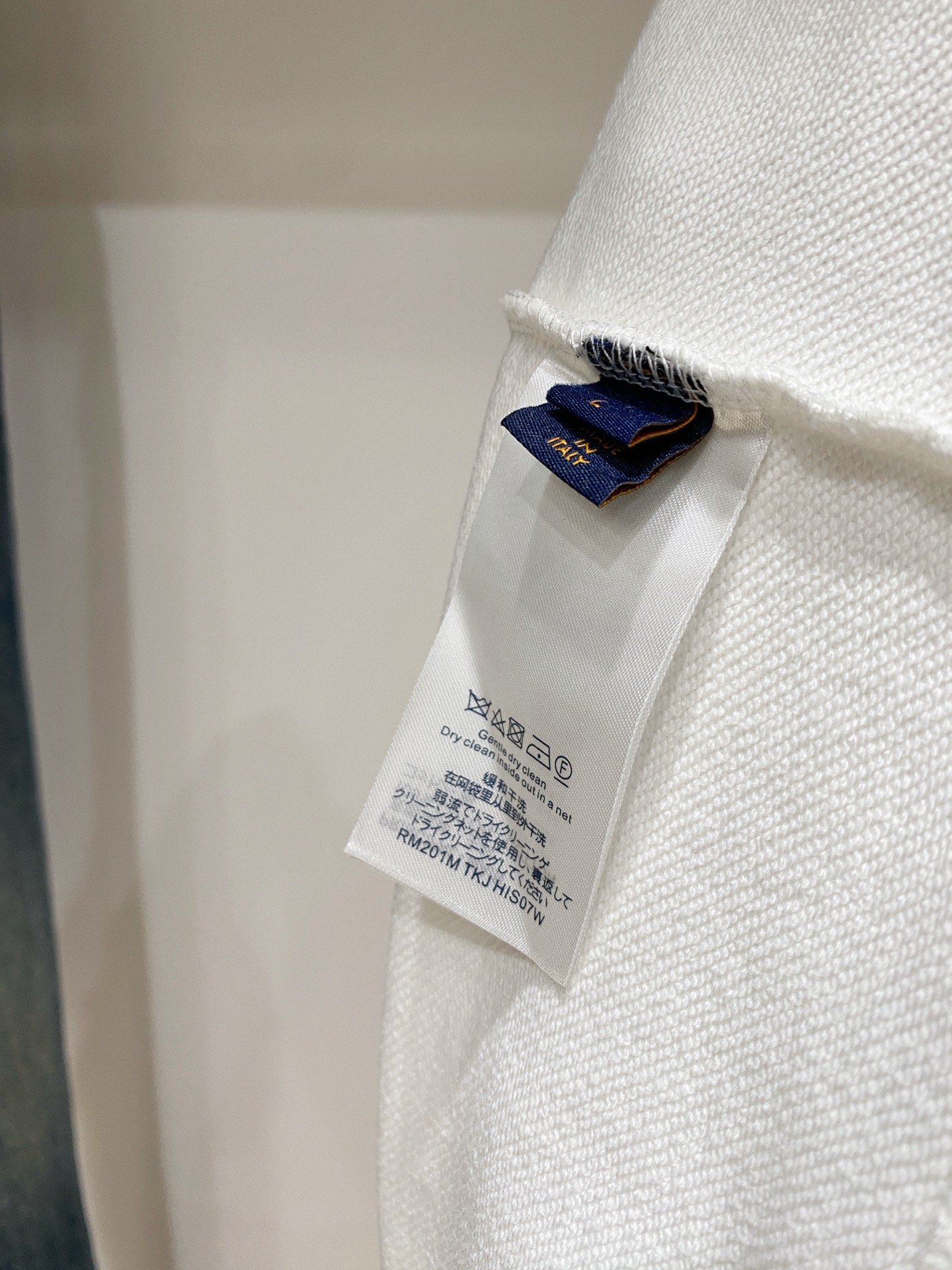 路易威登、2025新品卫衣，帅气时尚，胸前精致刺绣字母logo，简约百搭款。面料棉 不仅挺括，保持潮流的