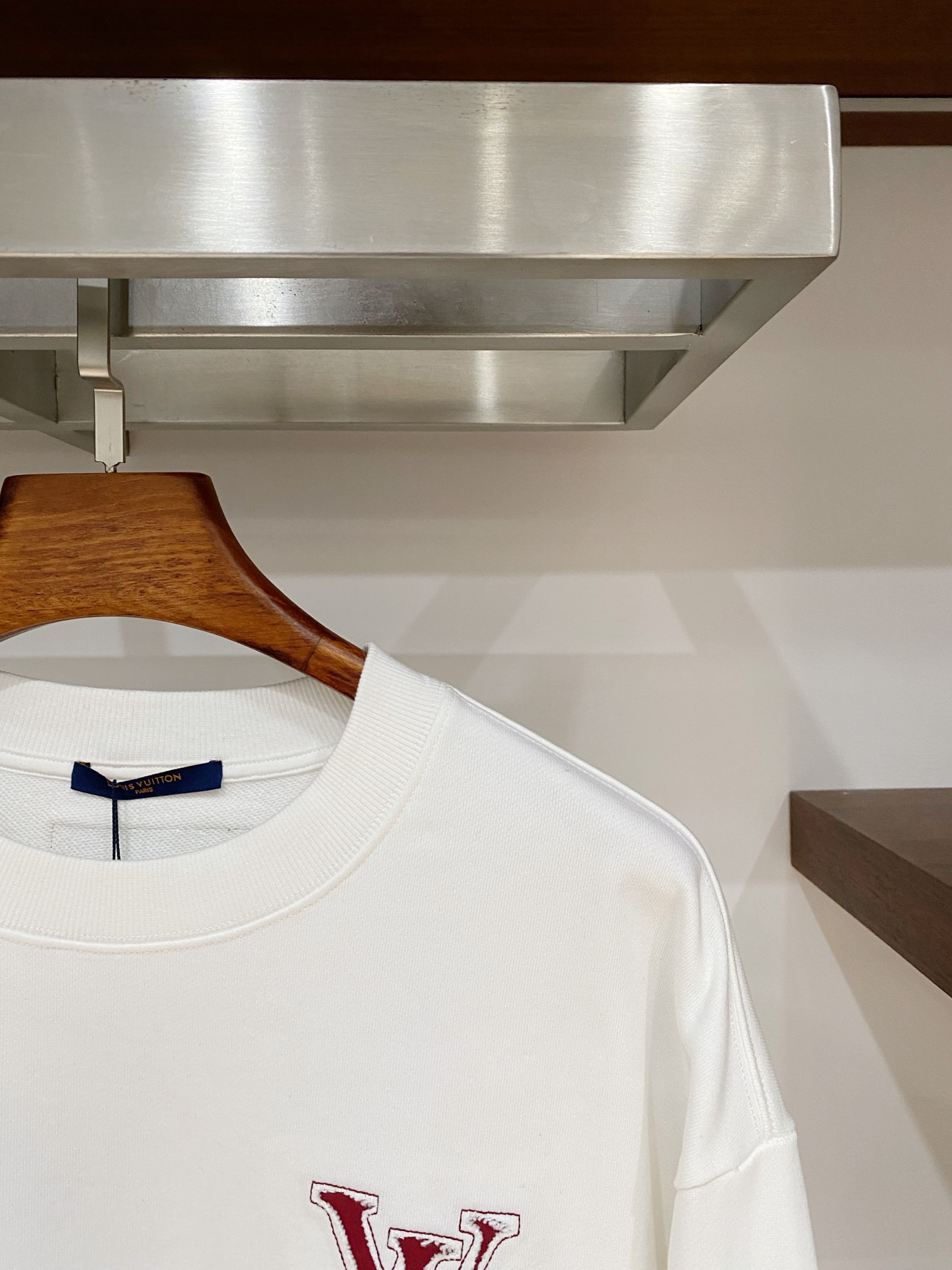 路易威登、2025新品卫衣，帅气时尚，胸前精致刺绣字母logo，简约百搭款。面料棉 不仅挺括，保持潮流的