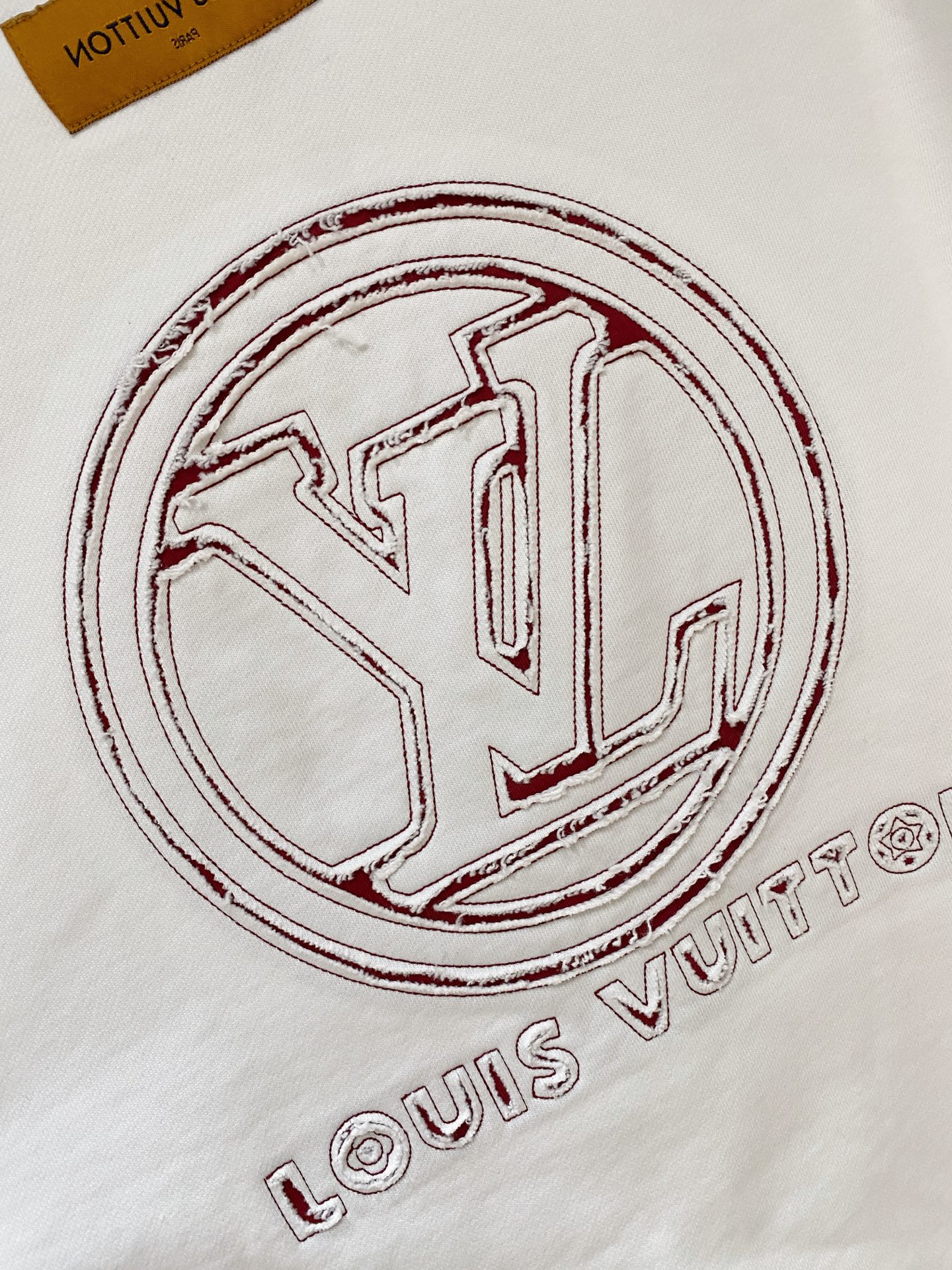 路易威登、2025新品卫衣，帅气时尚，胸前精致刺绣字母logo，简约百搭款。面料棉 不仅挺括，保持潮流的