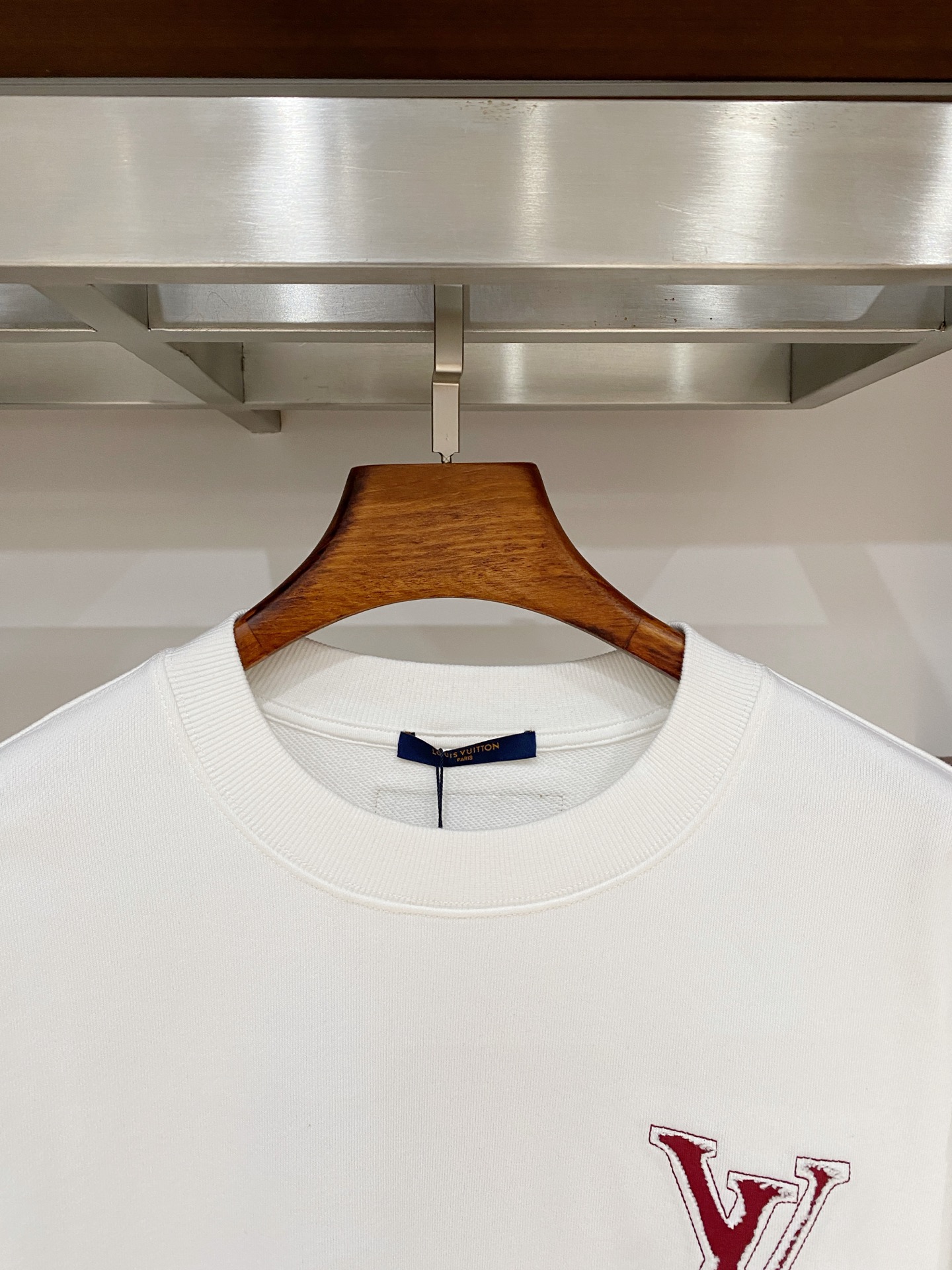 路易威登、2025新品卫衣，帅气时尚，胸前精致刺绣字母logo，简约百搭款。面料棉 不仅挺括，保持潮流的