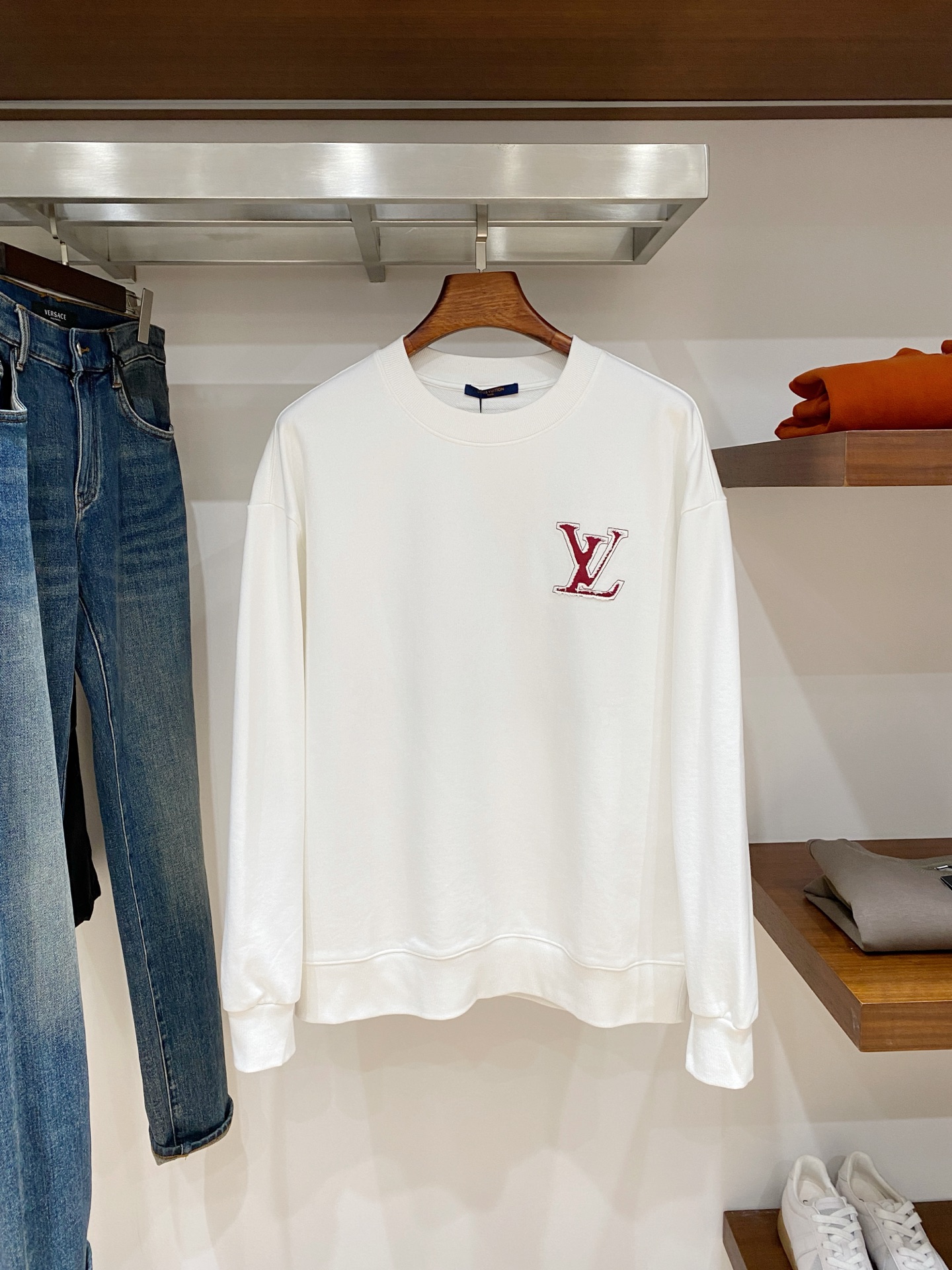 路易威登、2025新品卫衣，帅气时尚，胸前精致刺绣字母logo，简约百搭款。面料棉 不仅挺括，保持潮流的