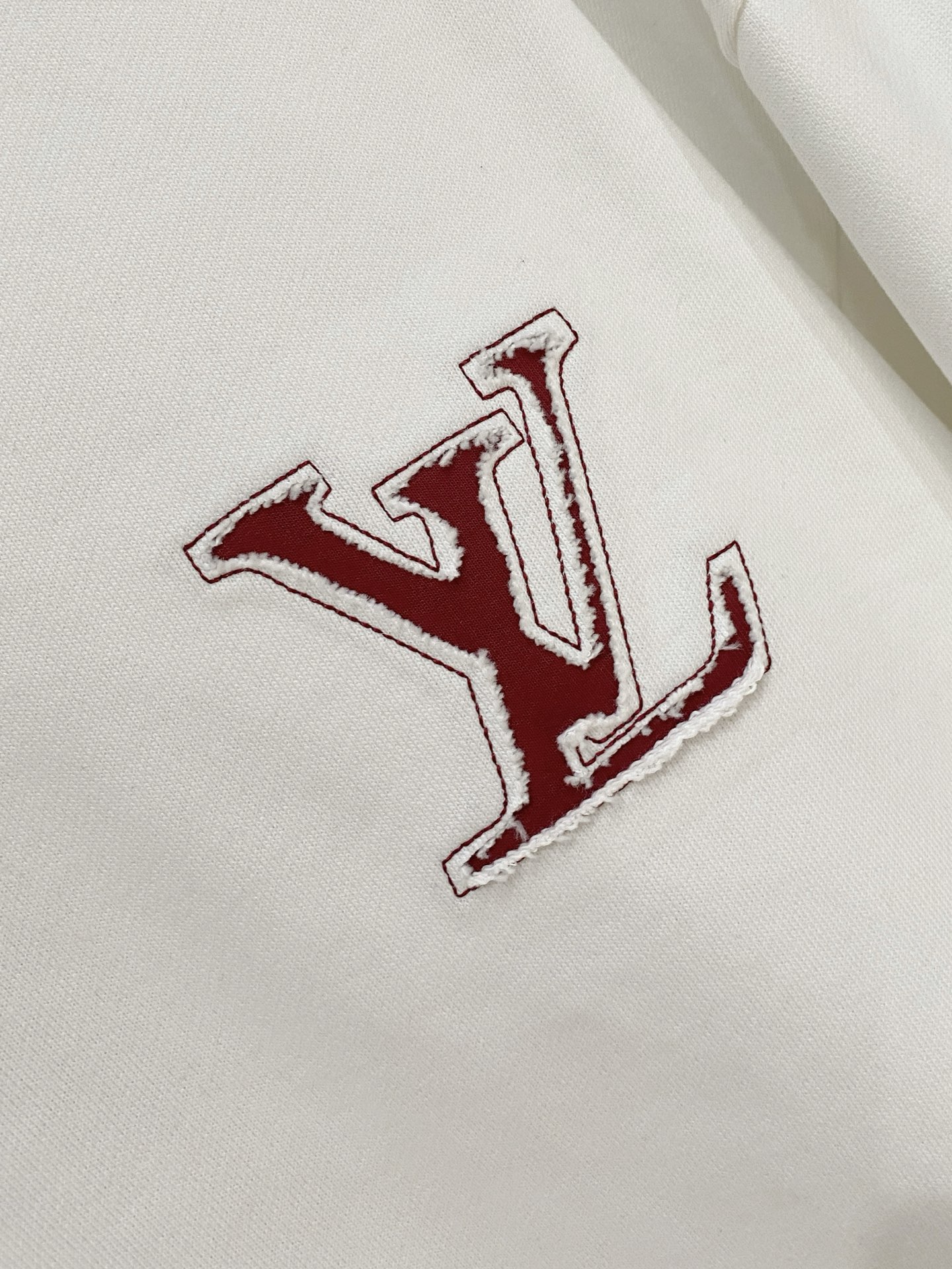 路易威登、2025新品卫衣，帅气时尚，胸前精致刺绣字母logo，简约百搭款。面料棉 不仅挺括，保持潮流的