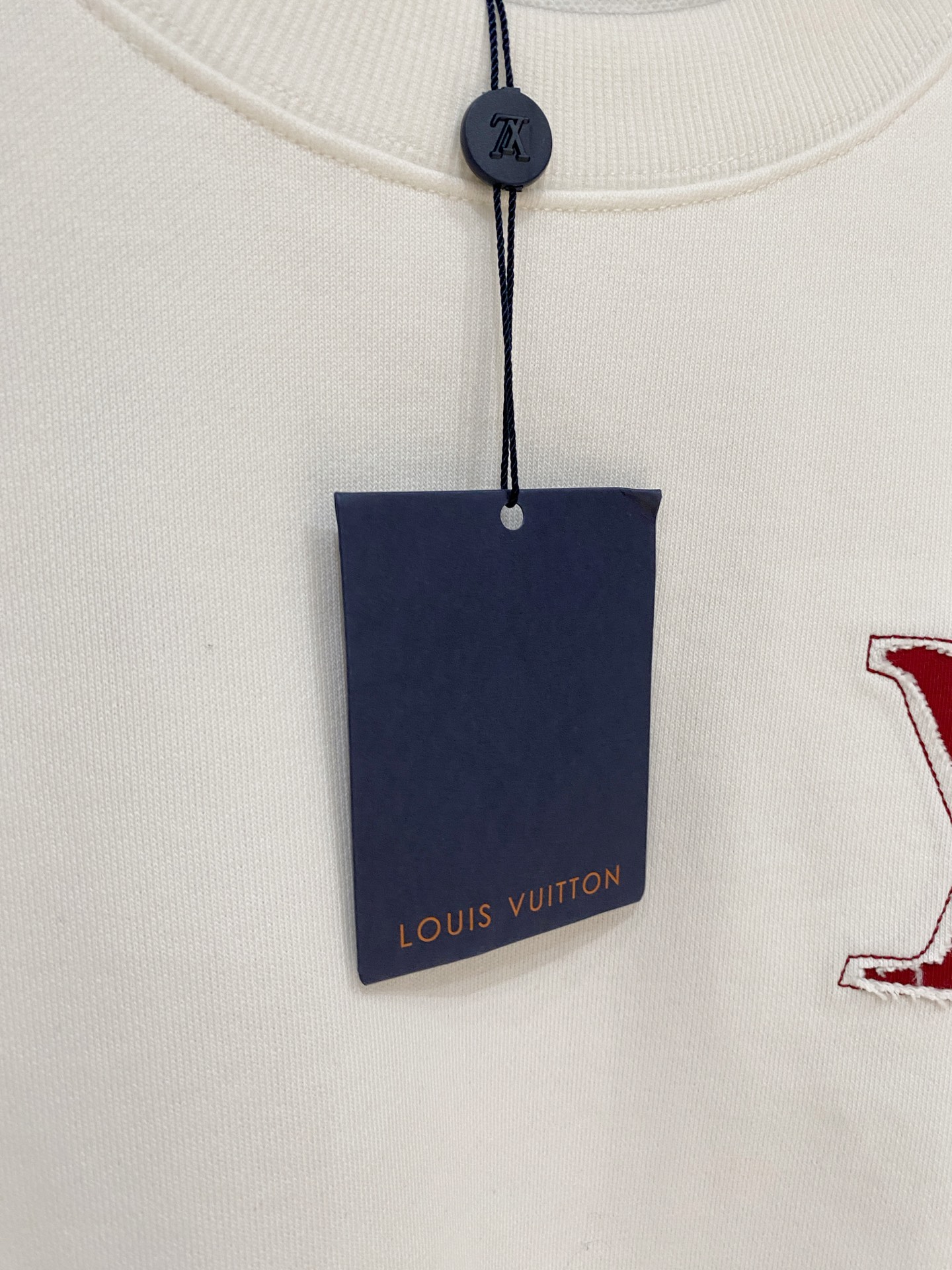 路易威登、2025新品卫衣，帅气时尚，胸前精致刺绣字母logo，简约百搭款。面料棉 不仅挺括，保持潮流的