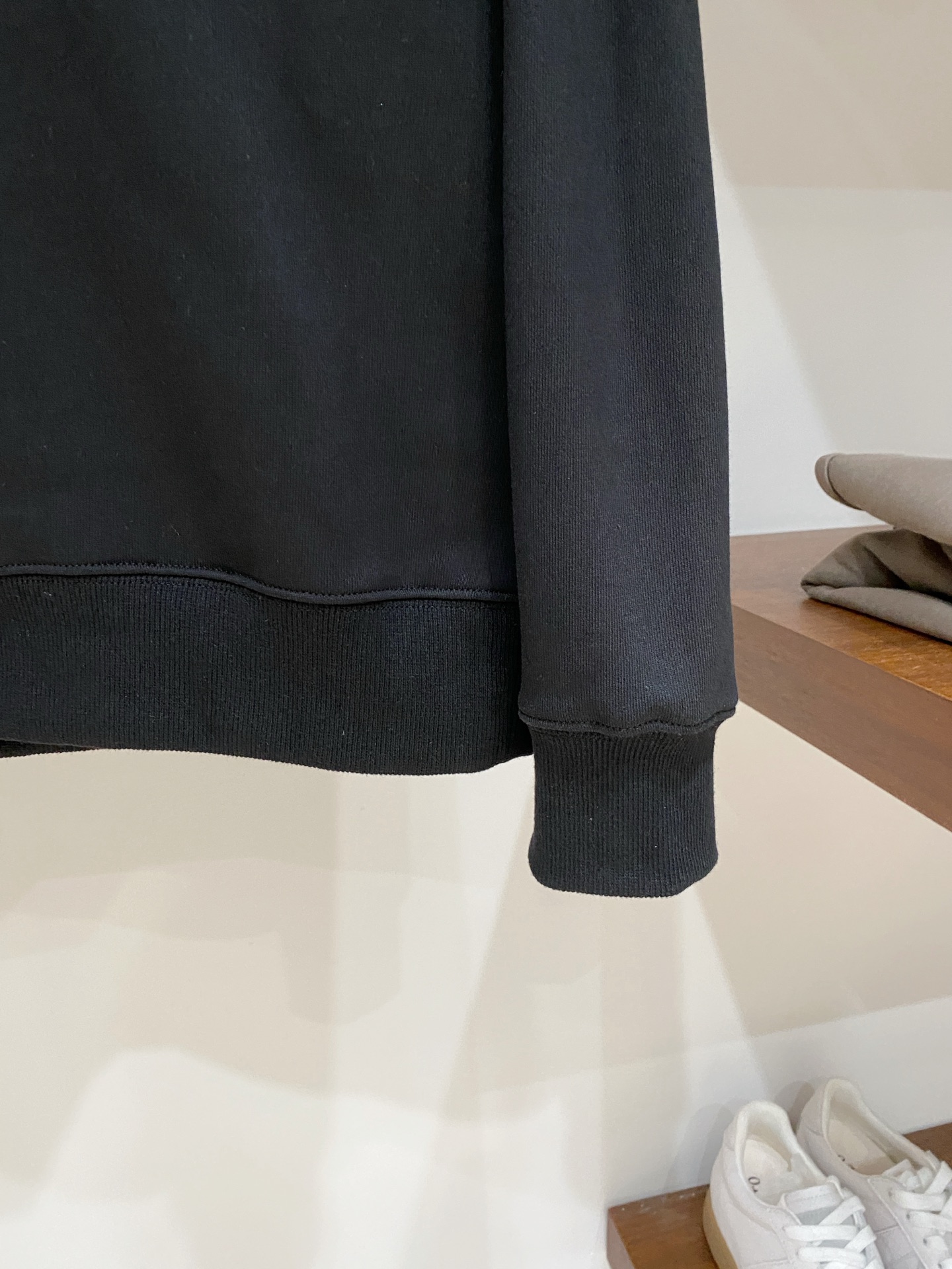 迪奥、2025新品卫衣，帅气时尚，胸前精致刺绣字母logo，简约百搭款。面料棉 不仅挺括，保持潮流的廓形