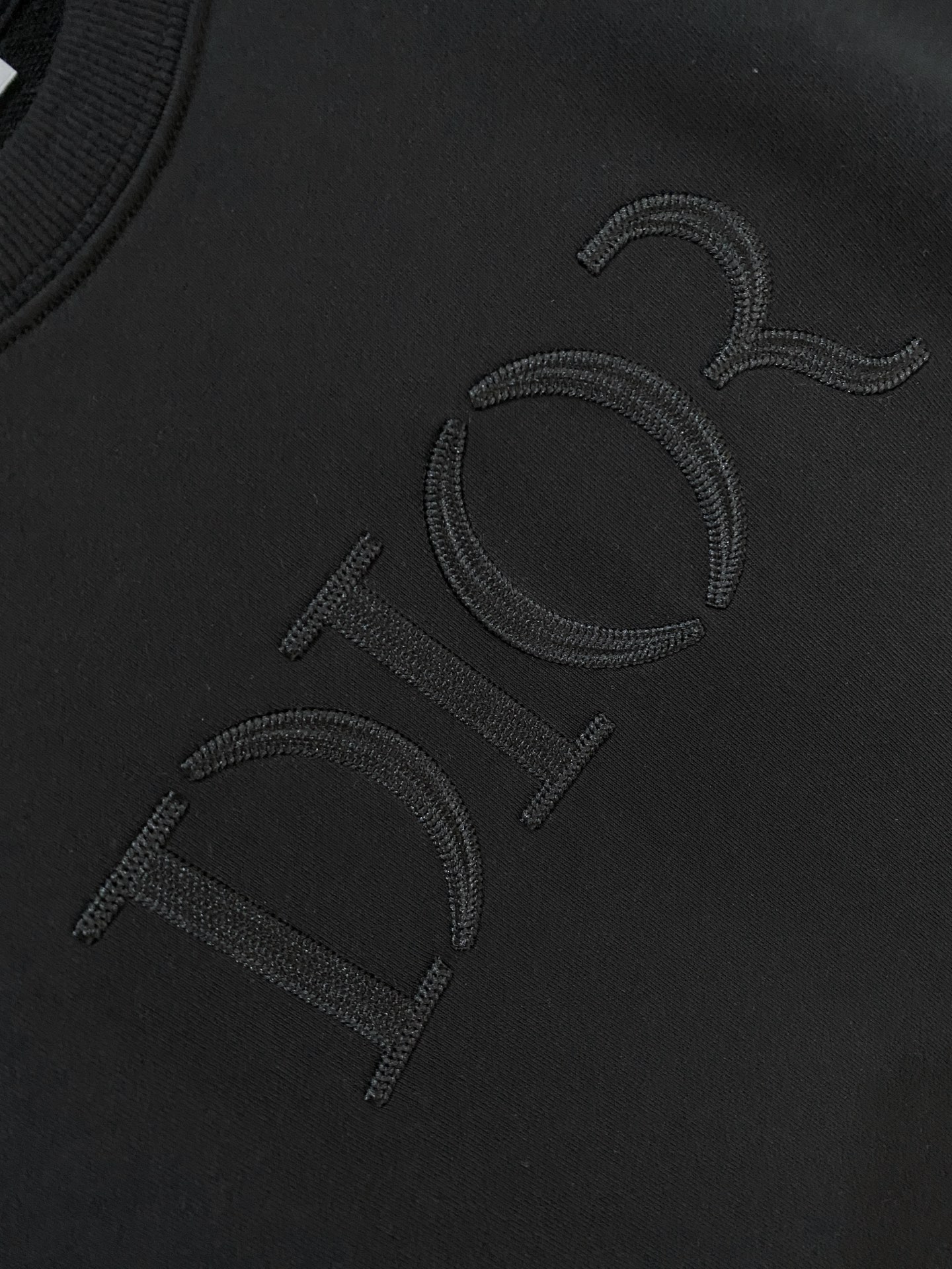 迪奥、2025新品卫衣，帅气时尚，胸前精致刺绣字母logo，简约百搭款。面料棉 不仅挺括，保持潮流的廓形