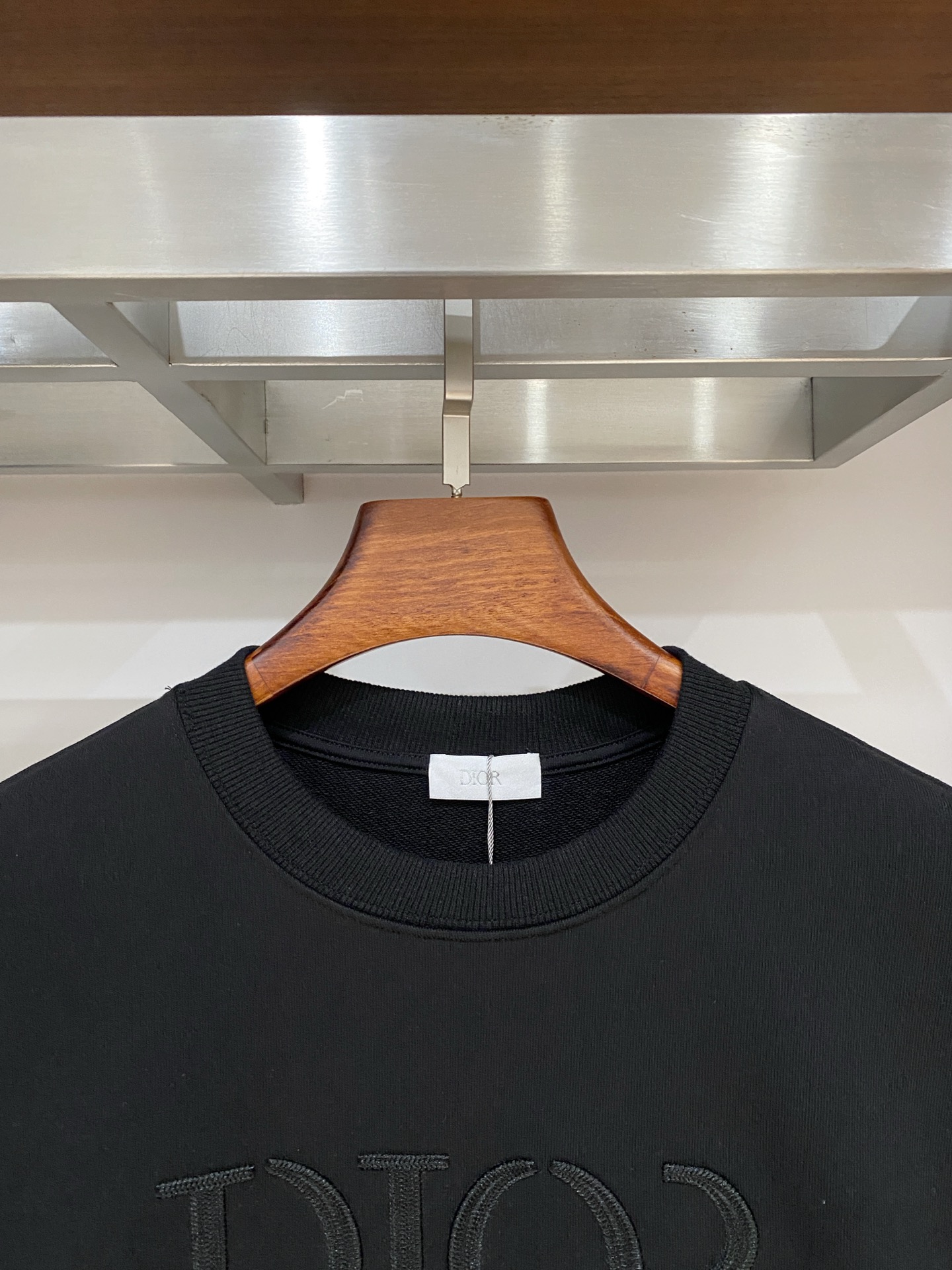 迪奥、2025新品卫衣，帅气时尚，胸前精致刺绣字母logo，简约百搭款。面料棉 不仅挺括，保持潮流的廓形