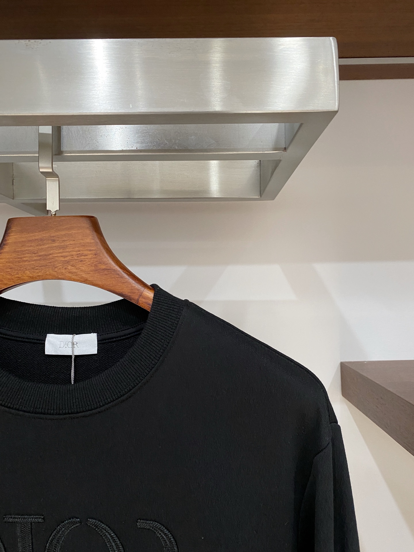 迪奥、2025新品卫衣，帅气时尚，胸前精致刺绣字母logo，简约百搭款。面料棉 不仅挺括，保持潮流的廓形