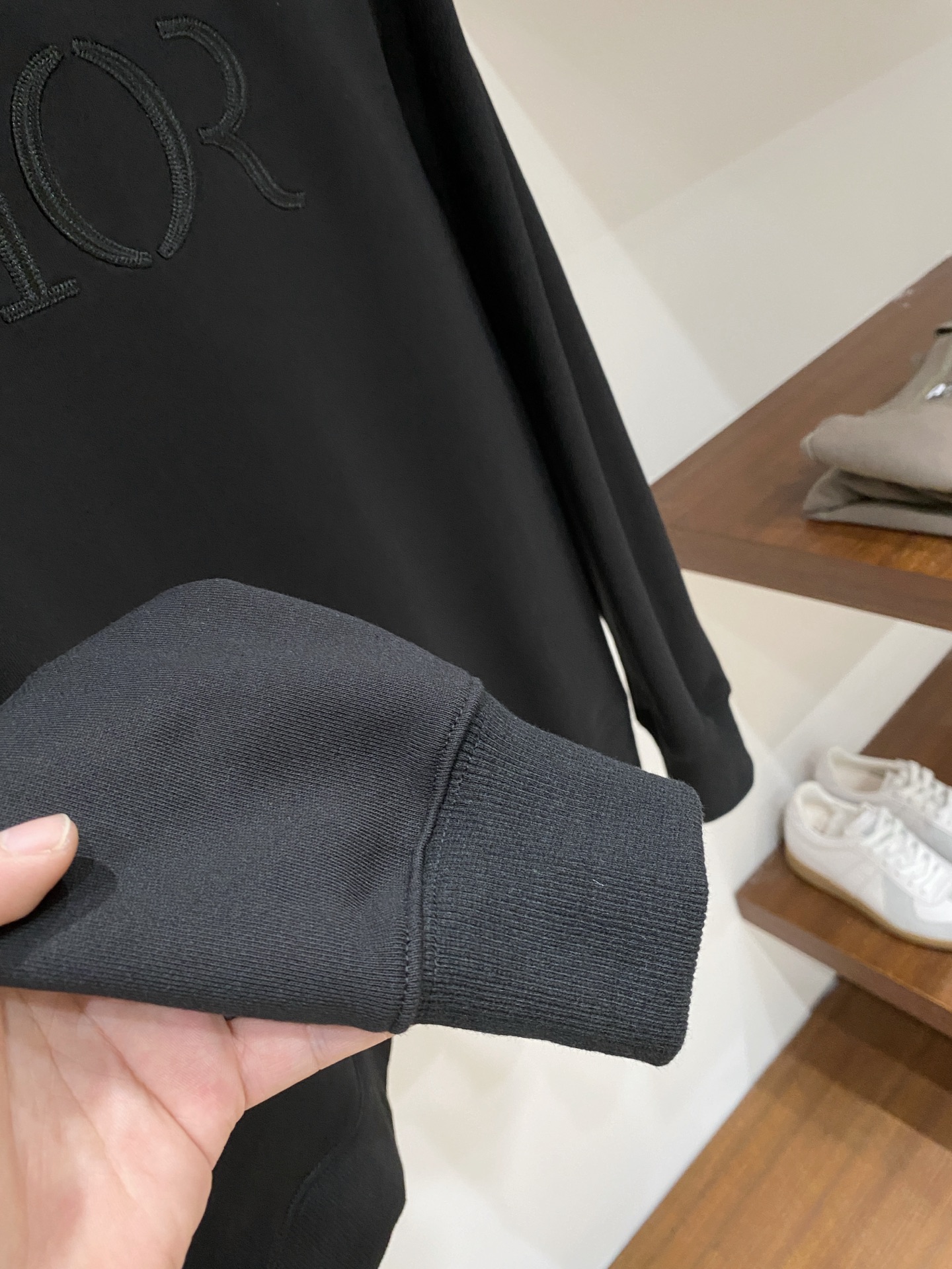 迪奥、2025新品卫衣，帅气时尚，胸前精致刺绣字母logo，简约百搭款。面料棉 不仅挺括，保持潮流的廓形