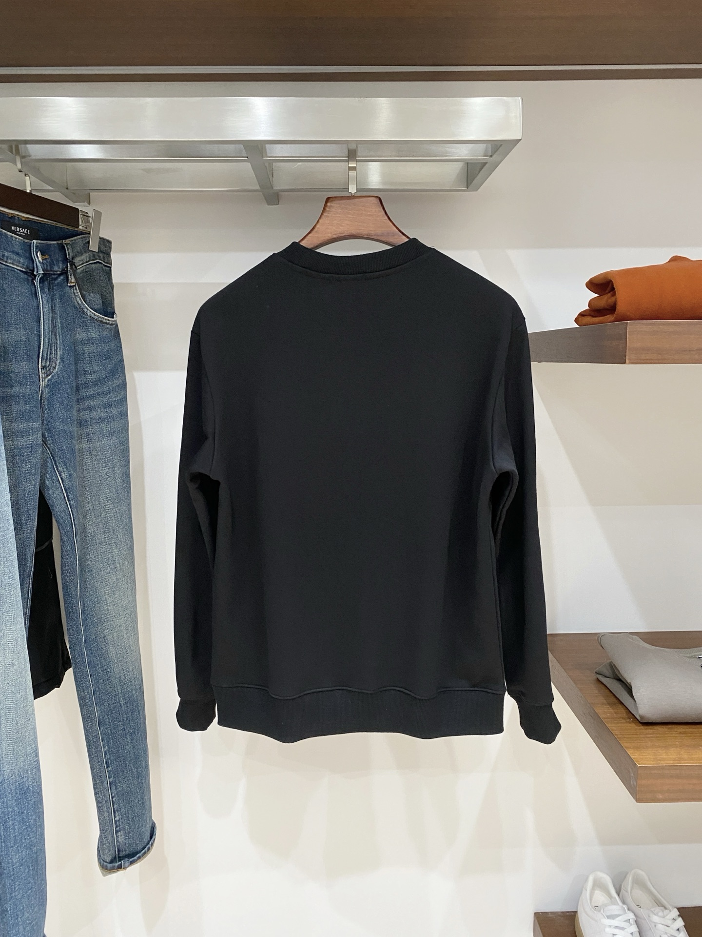 迪奥、2025新品卫衣，帅气时尚，胸前精致刺绣字母logo，简约百搭款。面料棉 不仅挺括，保持潮流的廓形