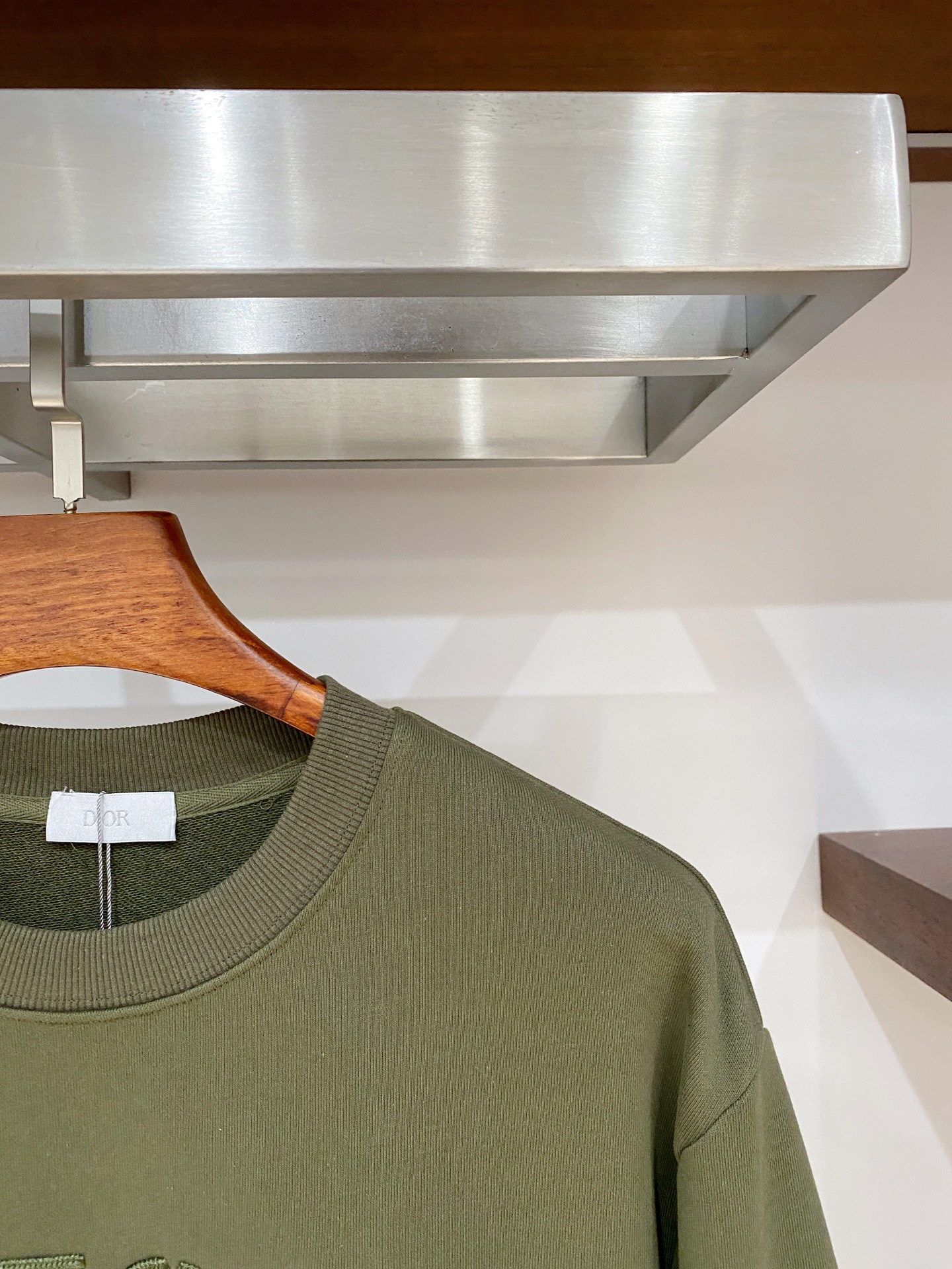 迪奥、2025新品卫衣，帅气时尚，胸前精致刺绣字母logo，简约百搭款。面料棉 不仅挺括，保持潮流的廓形