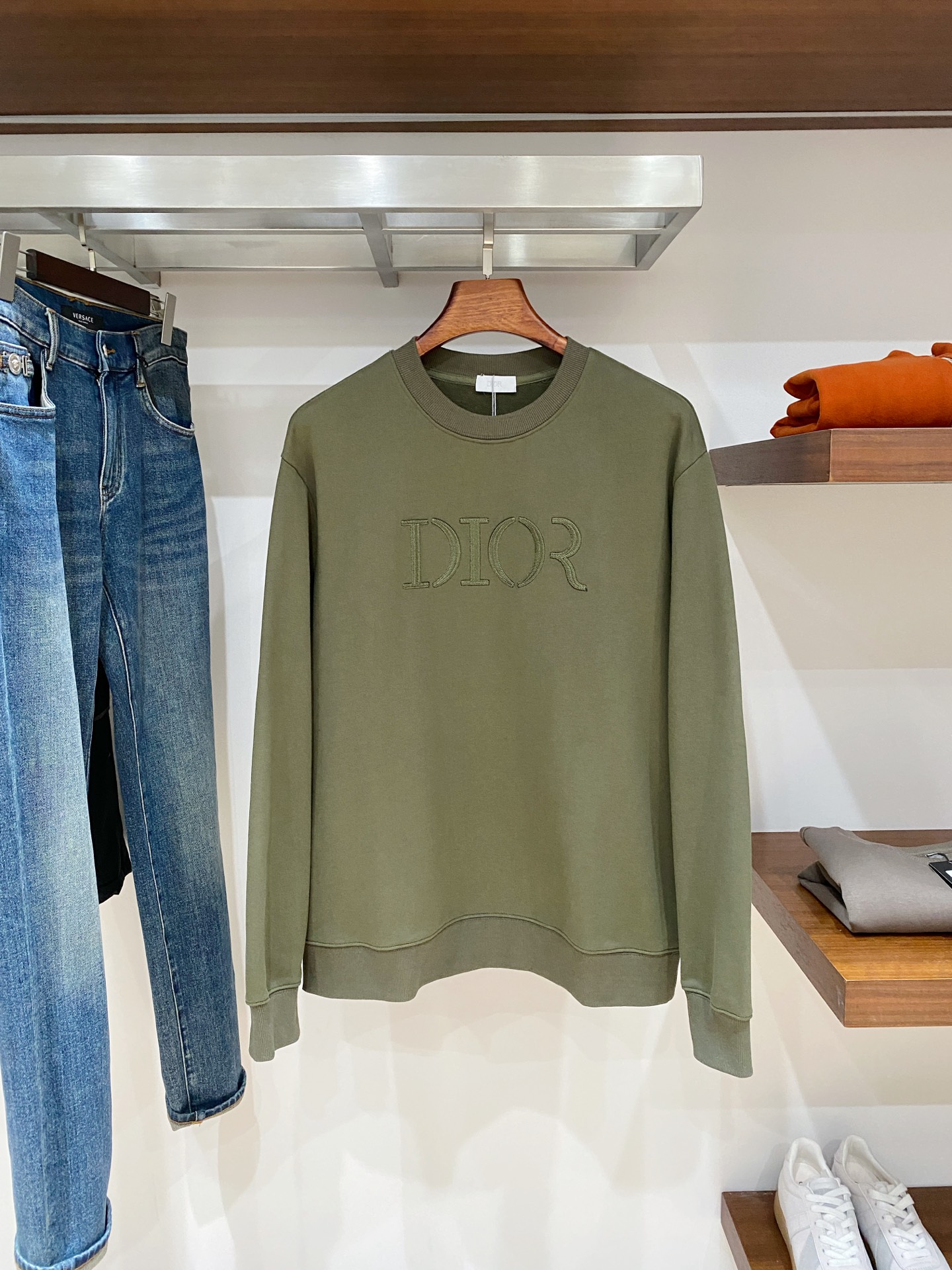 迪奥、2025新品卫衣，帅气时尚，胸前精致刺绣字母logo，简约百搭款。面料棉 不仅挺括，保持潮流的廓形