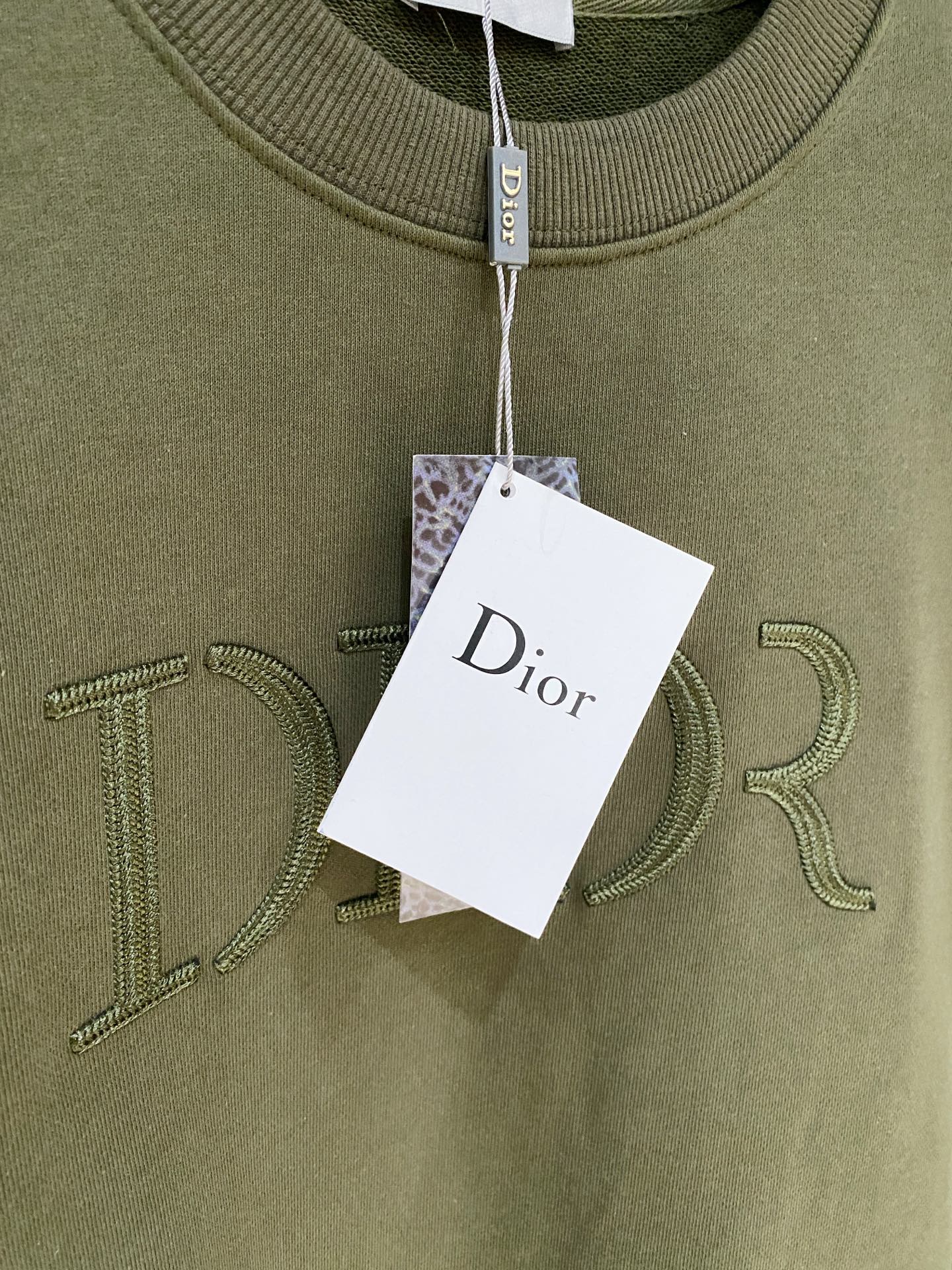 迪奥、2025新品卫衣，帅气时尚，胸前精致刺绣字母logo，简约百搭款。面料棉 不仅挺括，保持潮流的廓形