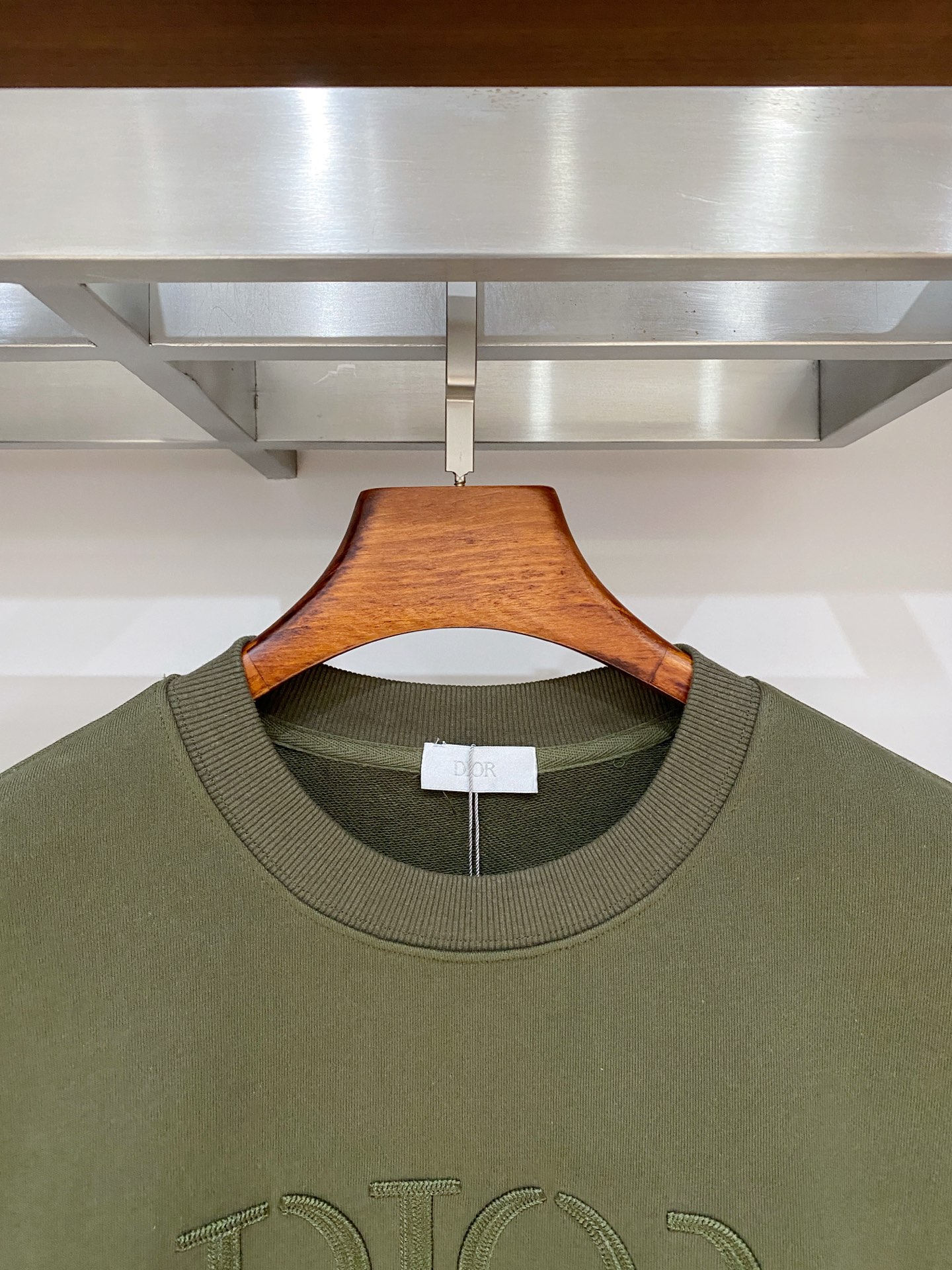 迪奥、2025新品卫衣，帅气时尚，胸前精致刺绣字母logo，简约百搭款。面料棉 不仅挺括，保持潮流的廓形