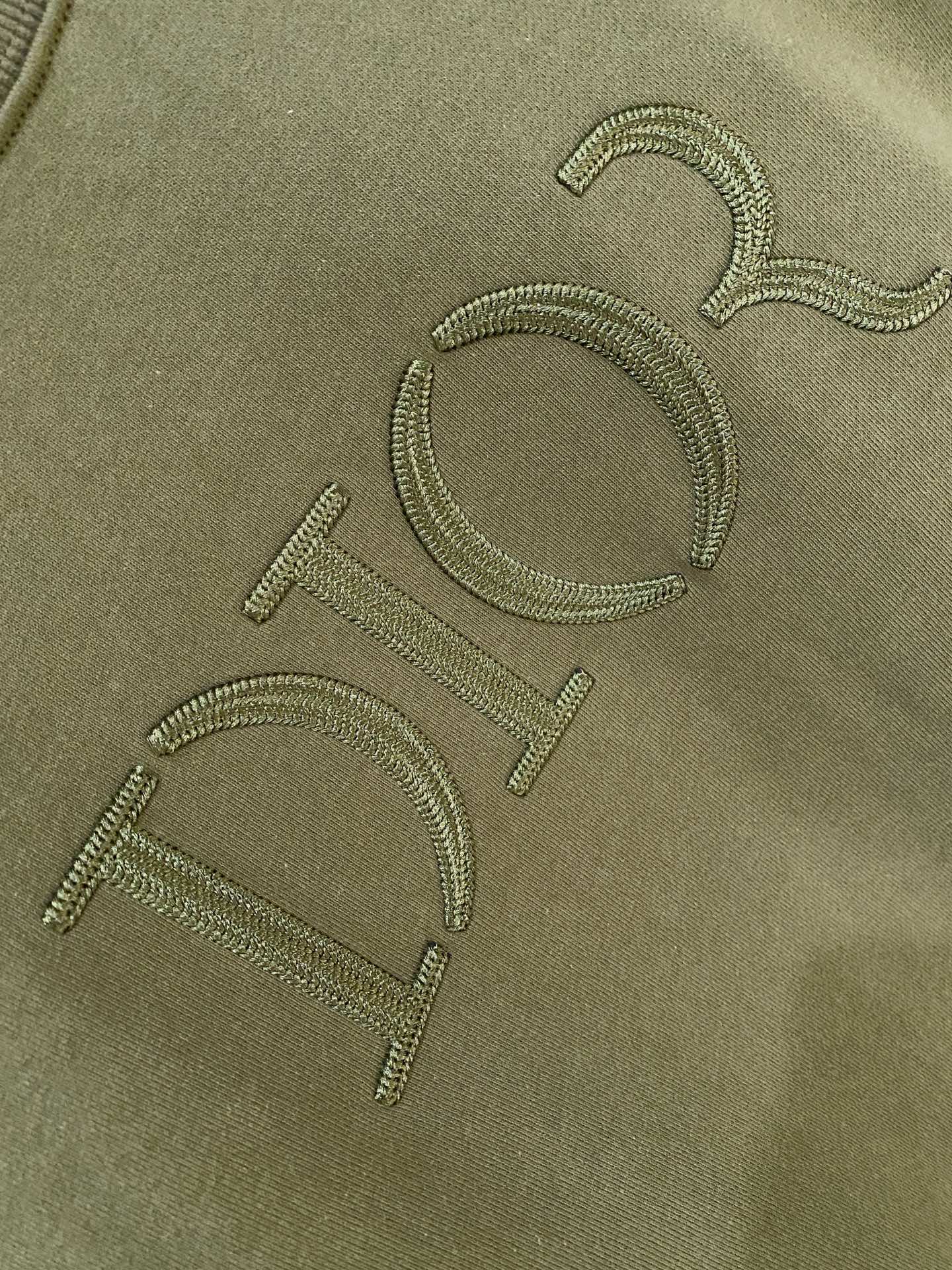 迪奥、2025新品卫衣，帅气时尚，胸前精致刺绣字母logo，简约百搭款。面料棉 不仅挺括，保持潮流的廓形