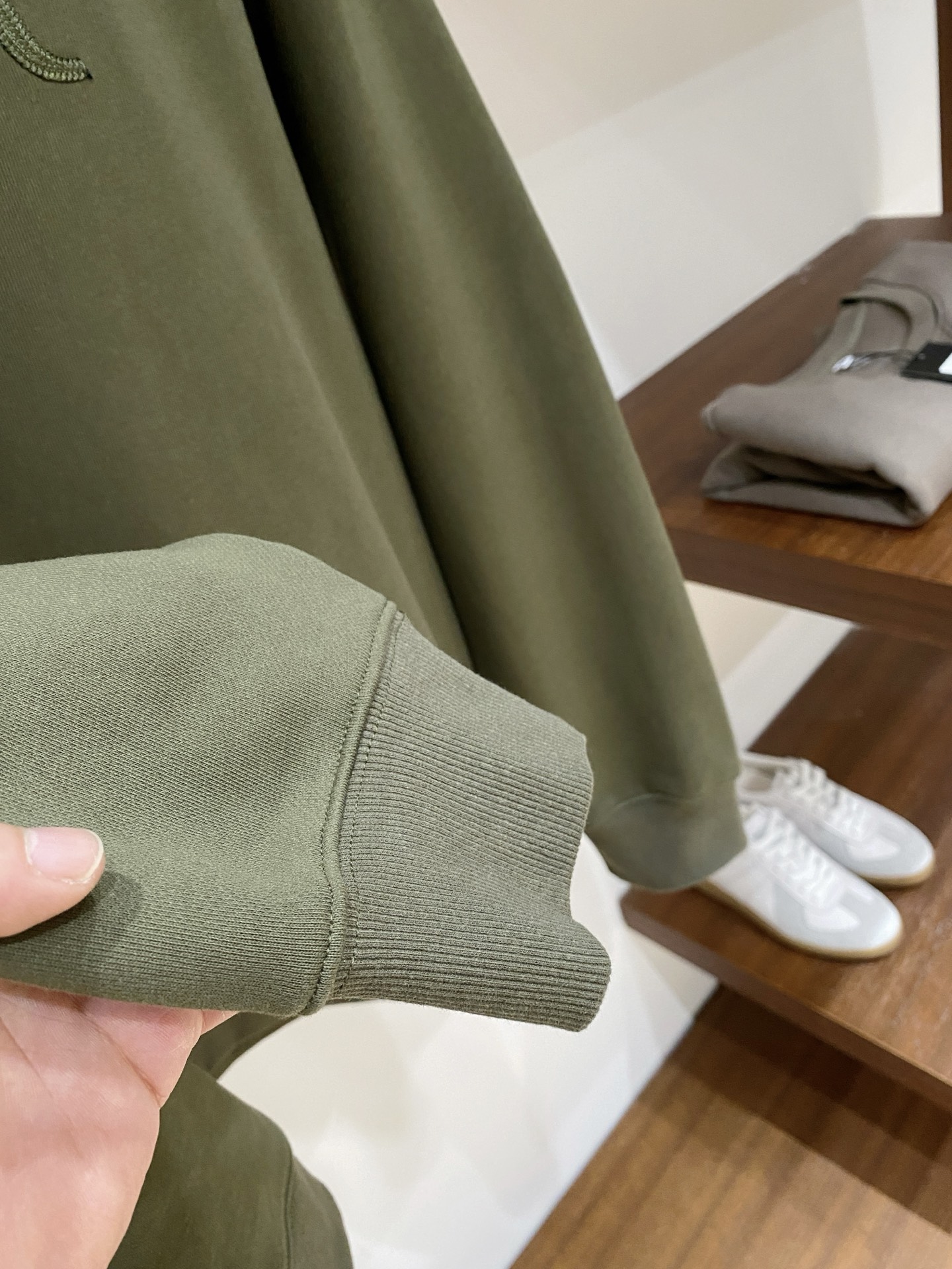 迪奥、2025新品卫衣，帅气时尚，胸前精致刺绣字母logo，简约百搭款。面料棉 不仅挺括，保持潮流的廓形