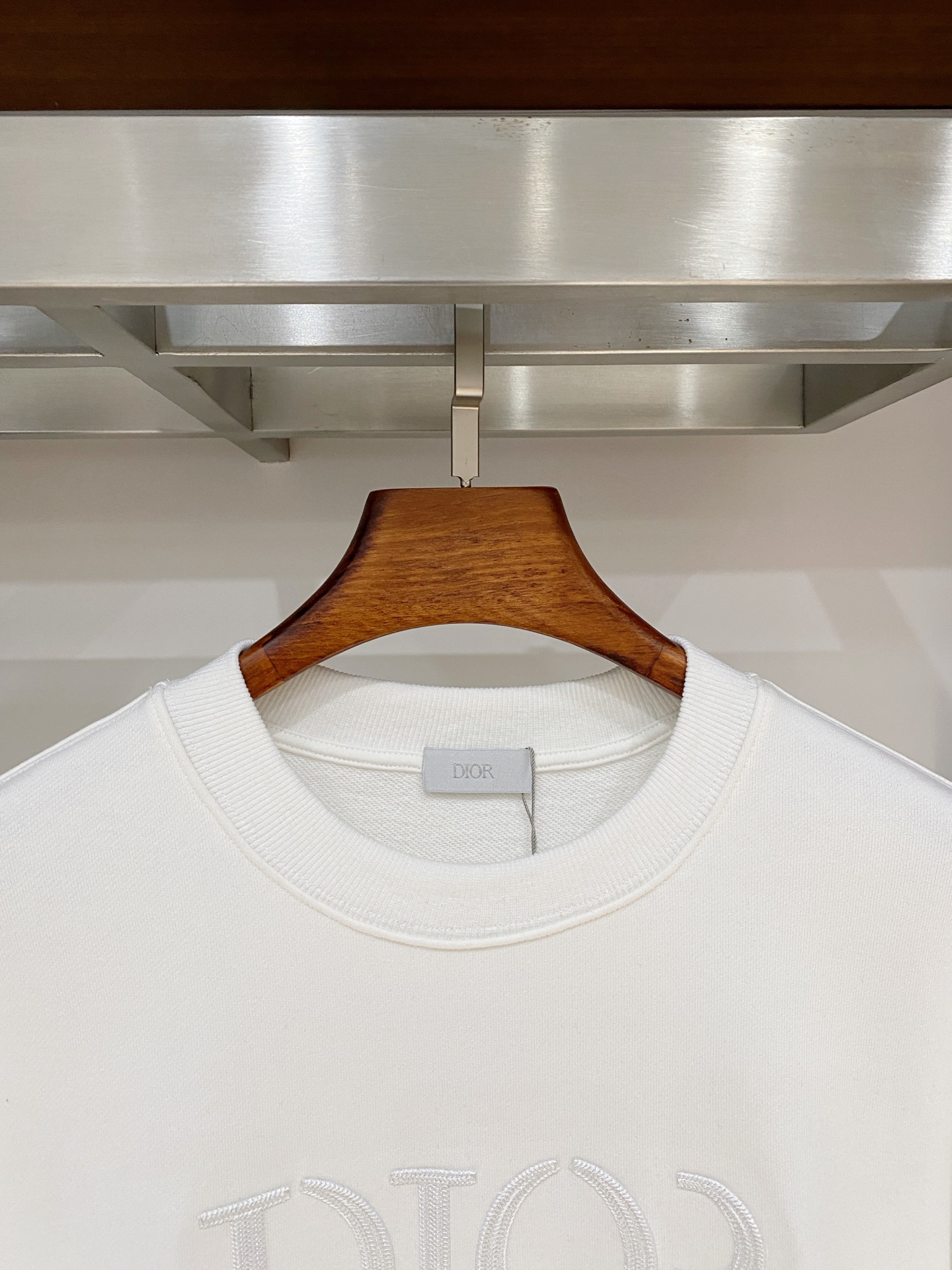 迪奥、2025新品卫衣，帅气时尚，胸前精致刺绣字母logo，简约百搭款。面料棉 不仅挺括，保持潮流的廓形