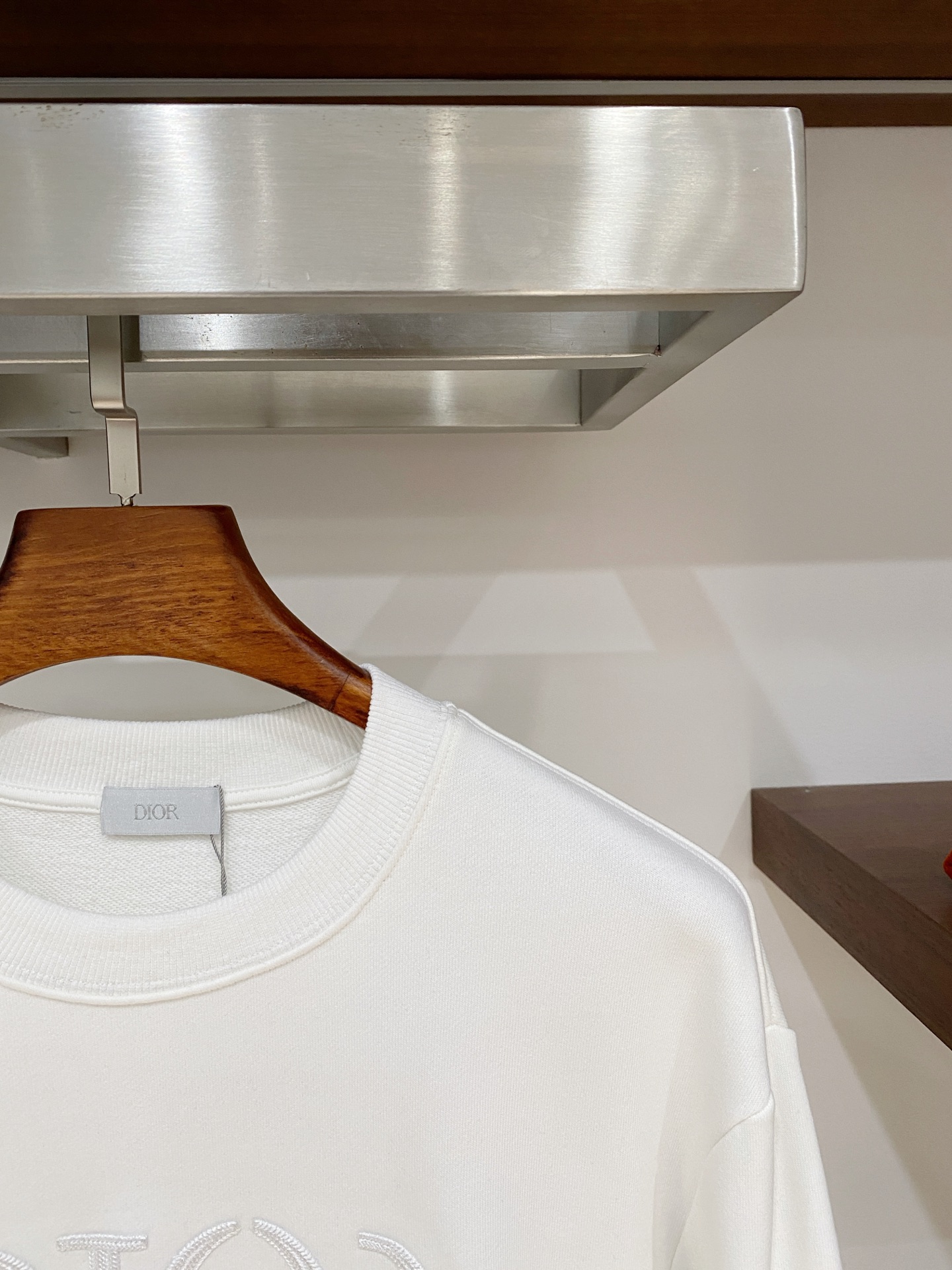 迪奥、2025新品卫衣，帅气时尚，胸前精致刺绣字母logo，简约百搭款。面料棉 不仅挺括，保持潮流的廓形