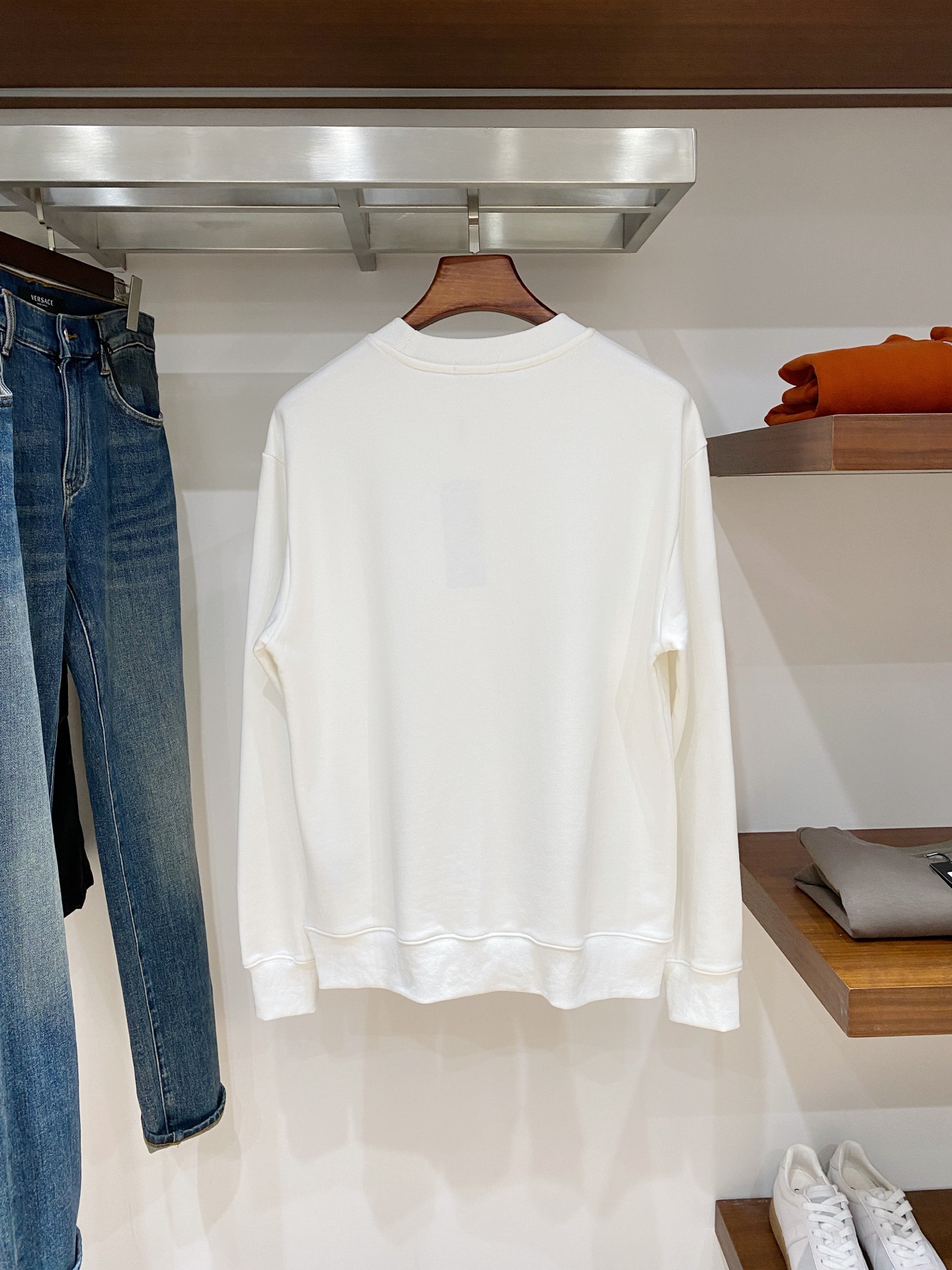 迪奥、2025新品卫衣，帅气时尚，胸前精致刺绣字母logo，简约百搭款。面料棉 不仅挺括，保持潮流的廓形