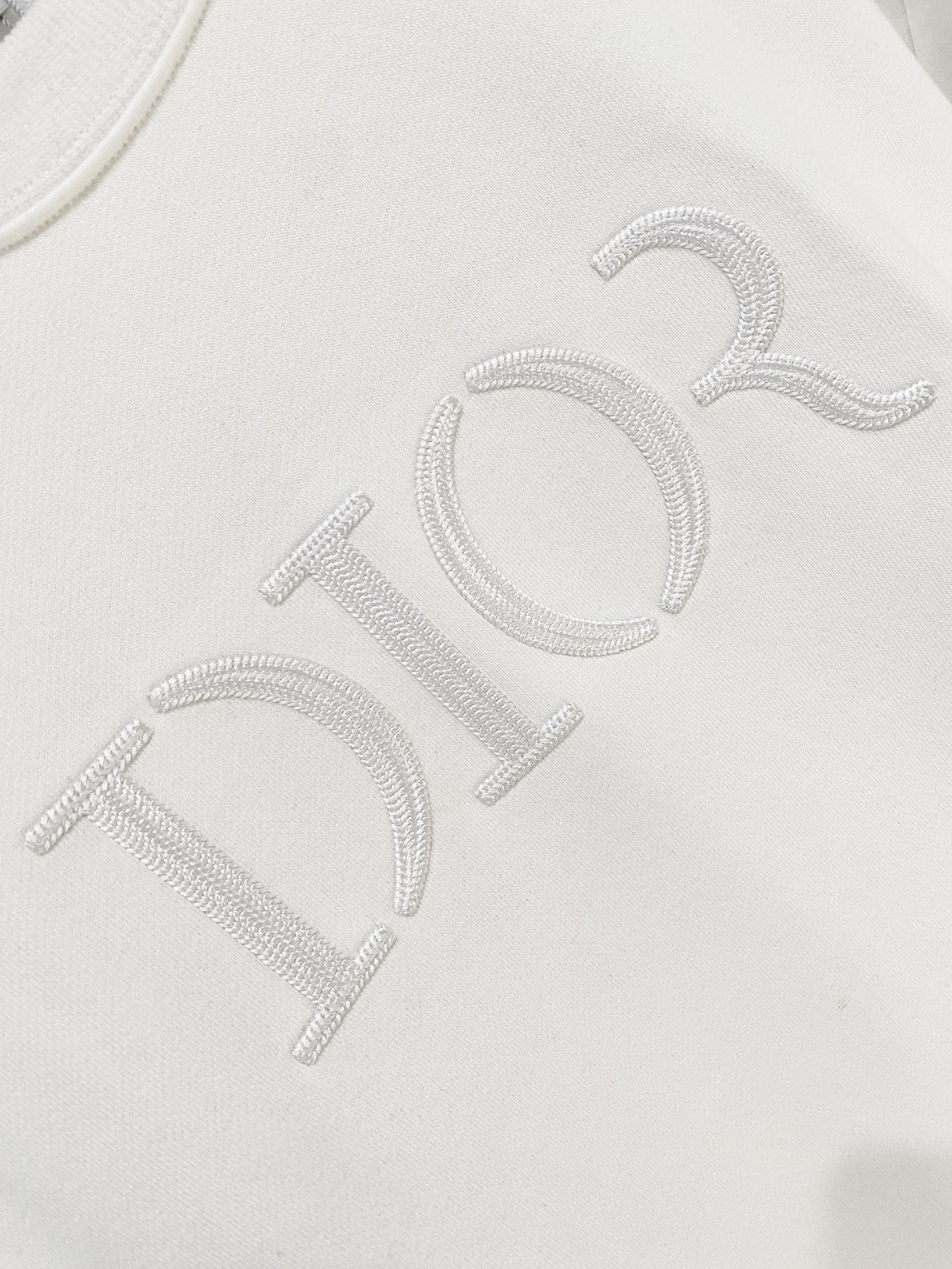 迪奥、2025新品卫衣，帅气时尚，胸前精致刺绣字母logo，简约百搭款。面料棉 不仅挺括，保持潮流的廓形