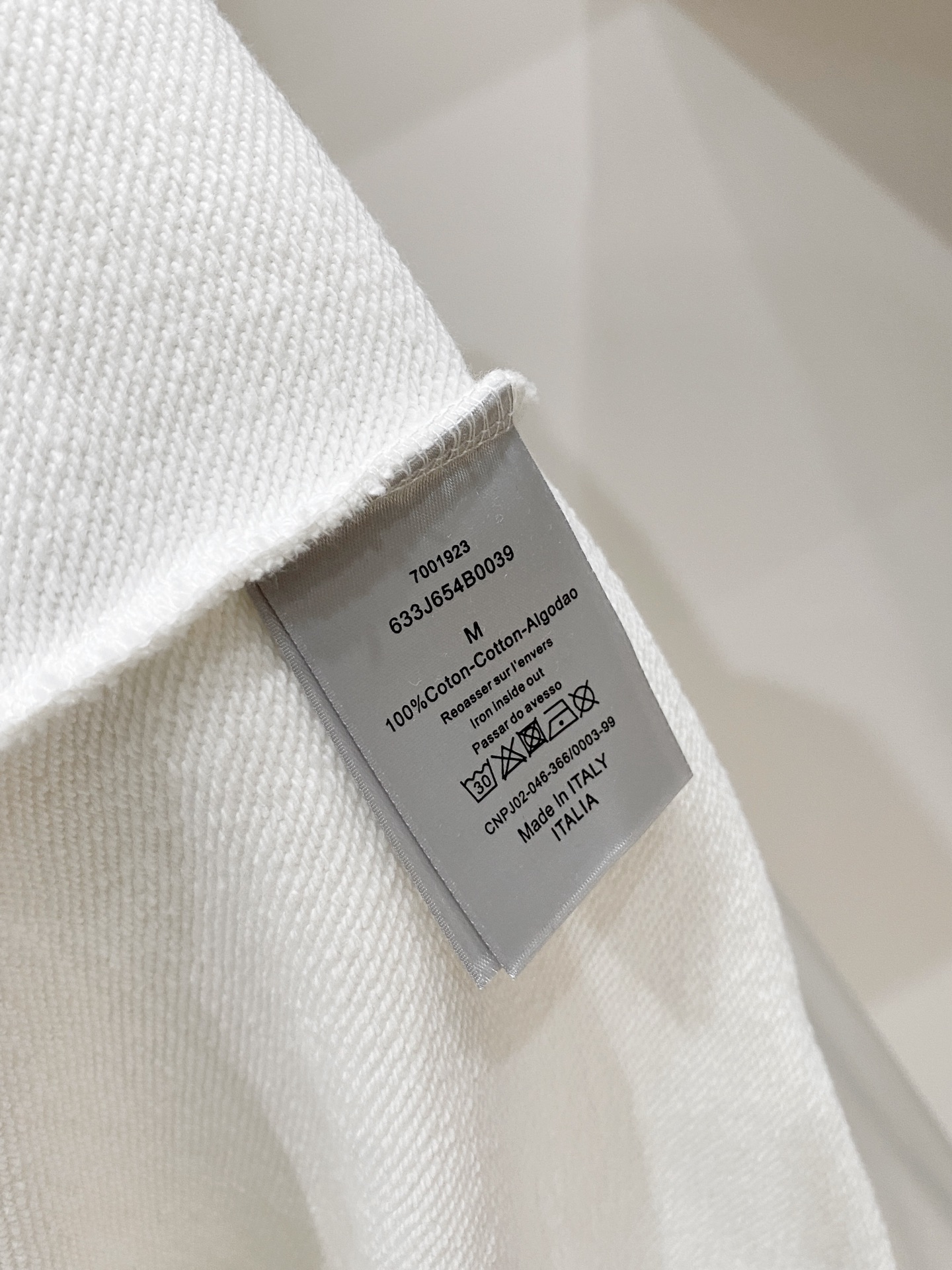 迪奥、2025新品卫衣，帅气时尚，胸前精致刺绣字母logo，简约百搭款。面料棉 不仅挺括，保持潮流的廓形