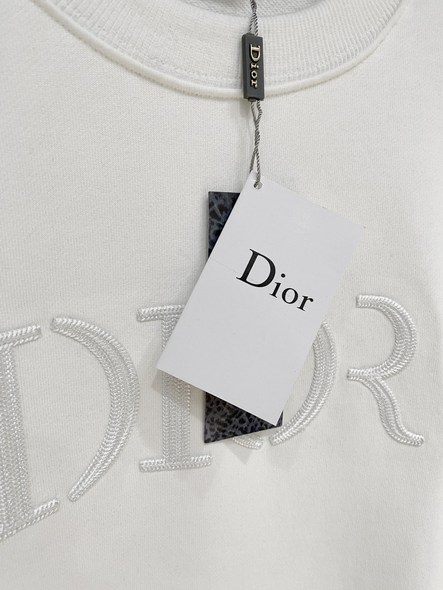 迪奥、2025新品卫衣，帅气时尚，胸前精致刺绣字母logo，简约百搭款。面料棉 不仅挺括，保持潮流的廓形