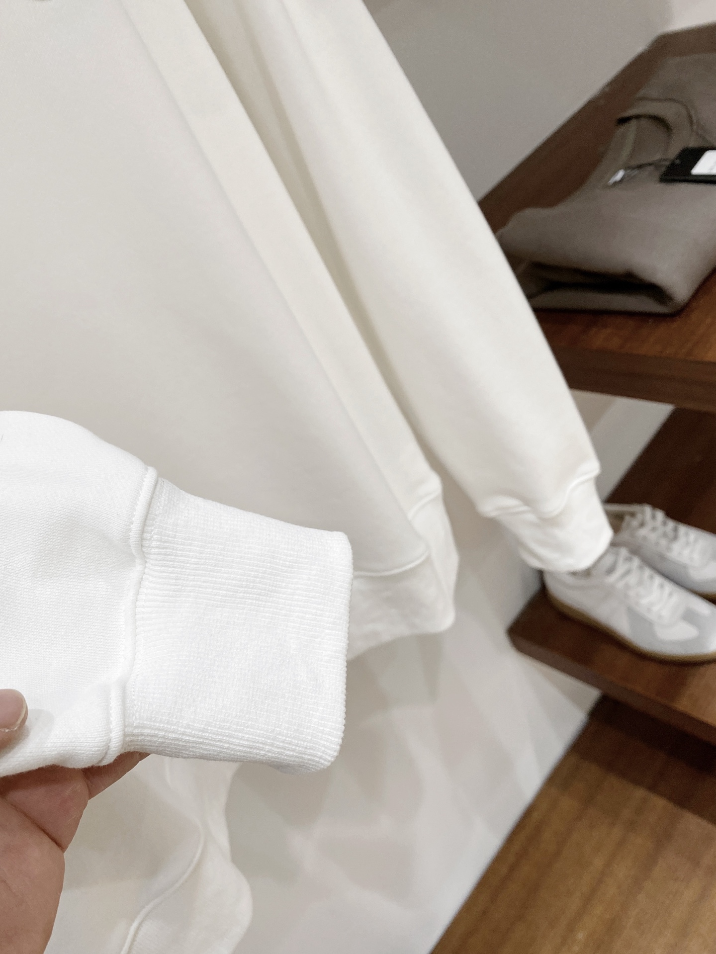 迪奥、2025新品卫衣，帅气时尚，胸前精致刺绣字母logo，简约百搭款。面料棉 不仅挺括，保持潮流的廓形