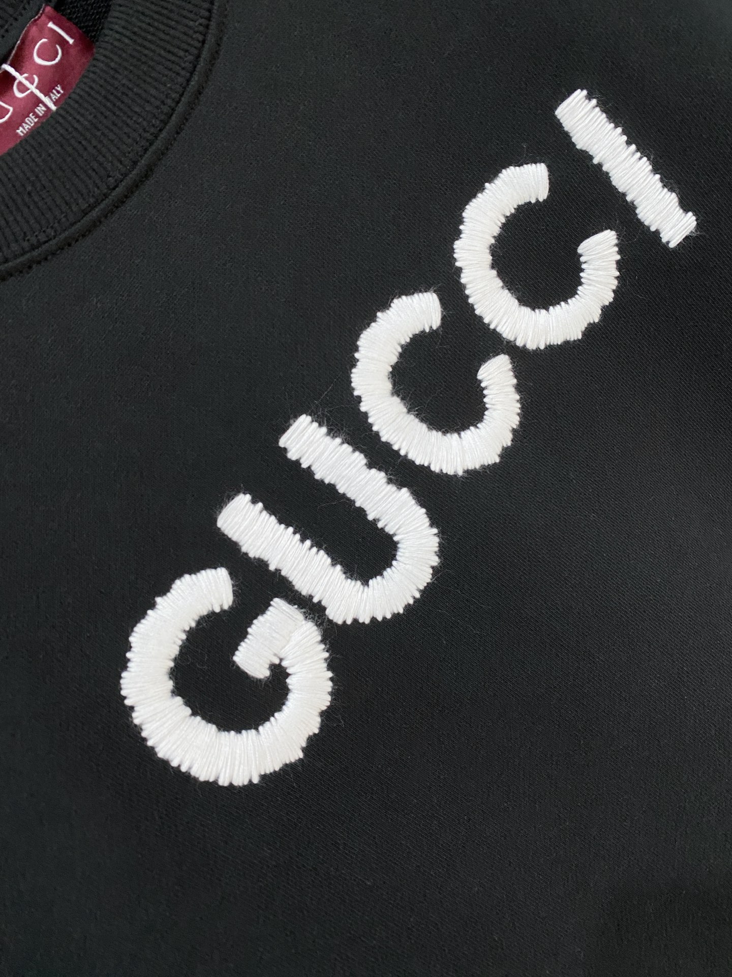 古奇、2025新品卫衣，帅气时尚，胸口精致刺绣字母logo，简约百搭款。面料棉 不仅挺括，保持潮流的廓形