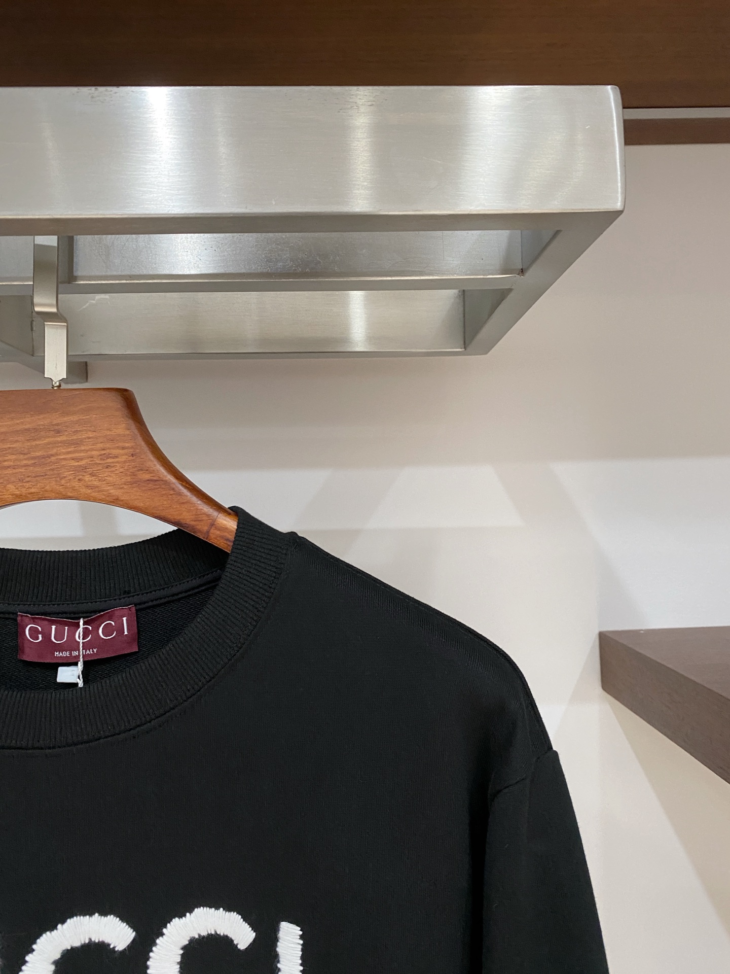 古奇、2025新品卫衣，帅气时尚，胸口精致刺绣字母logo，简约百搭款。面料棉 不仅挺括，保持潮流的廓形