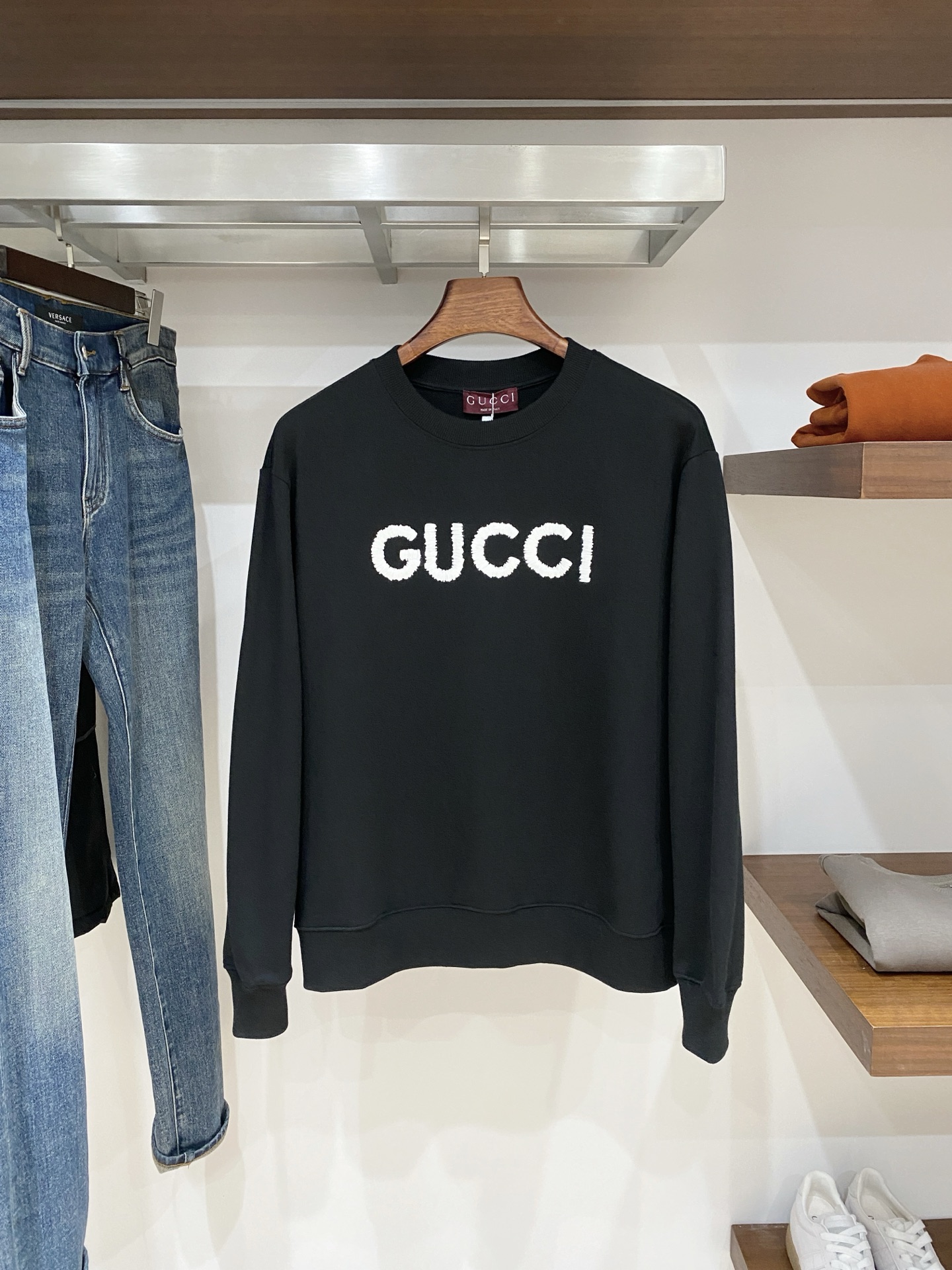 古奇、2025新品卫衣，帅气时尚，胸口精致刺绣字母logo，简约百搭款。面料棉 不仅挺括，保持潮流的廓形