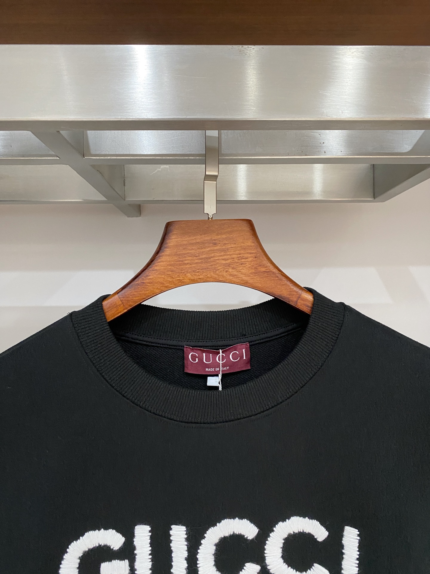 古奇、2025新品卫衣，帅气时尚，胸口精致刺绣字母logo，简约百搭款。面料棉 不仅挺括，保持潮流的廓形