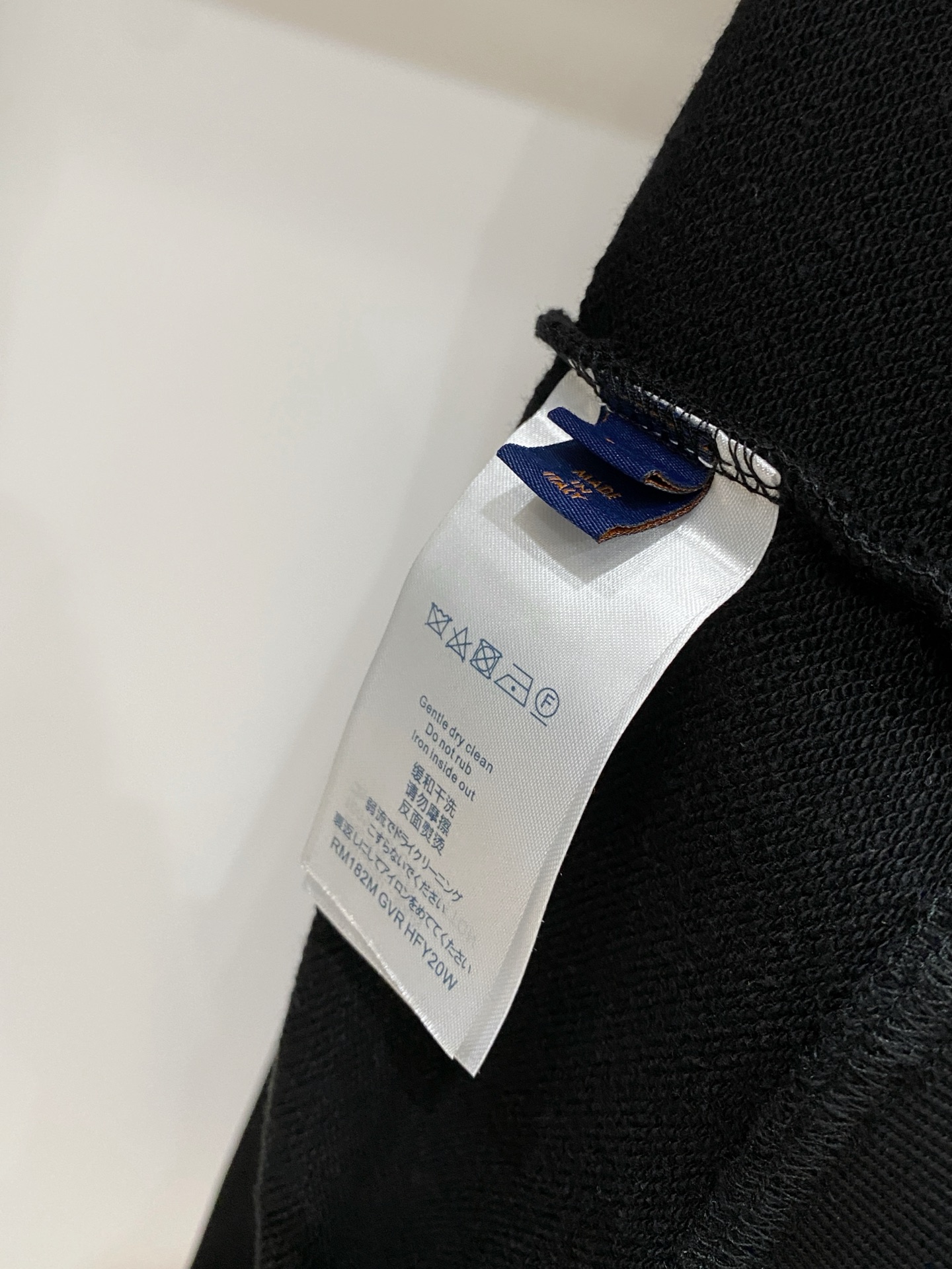 路易威登、2025新品卫衣，帅气时尚，胸前精致刺绣字母logo，简约百搭款。面料棉 不仅挺括，保持潮流的