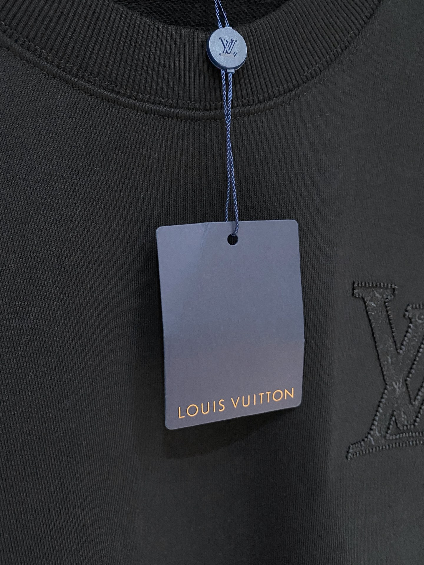 路易威登、2025新品卫衣，帅气时尚，胸前精致刺绣字母logo，简约百搭款。面料棉 不仅挺括，保持潮流的