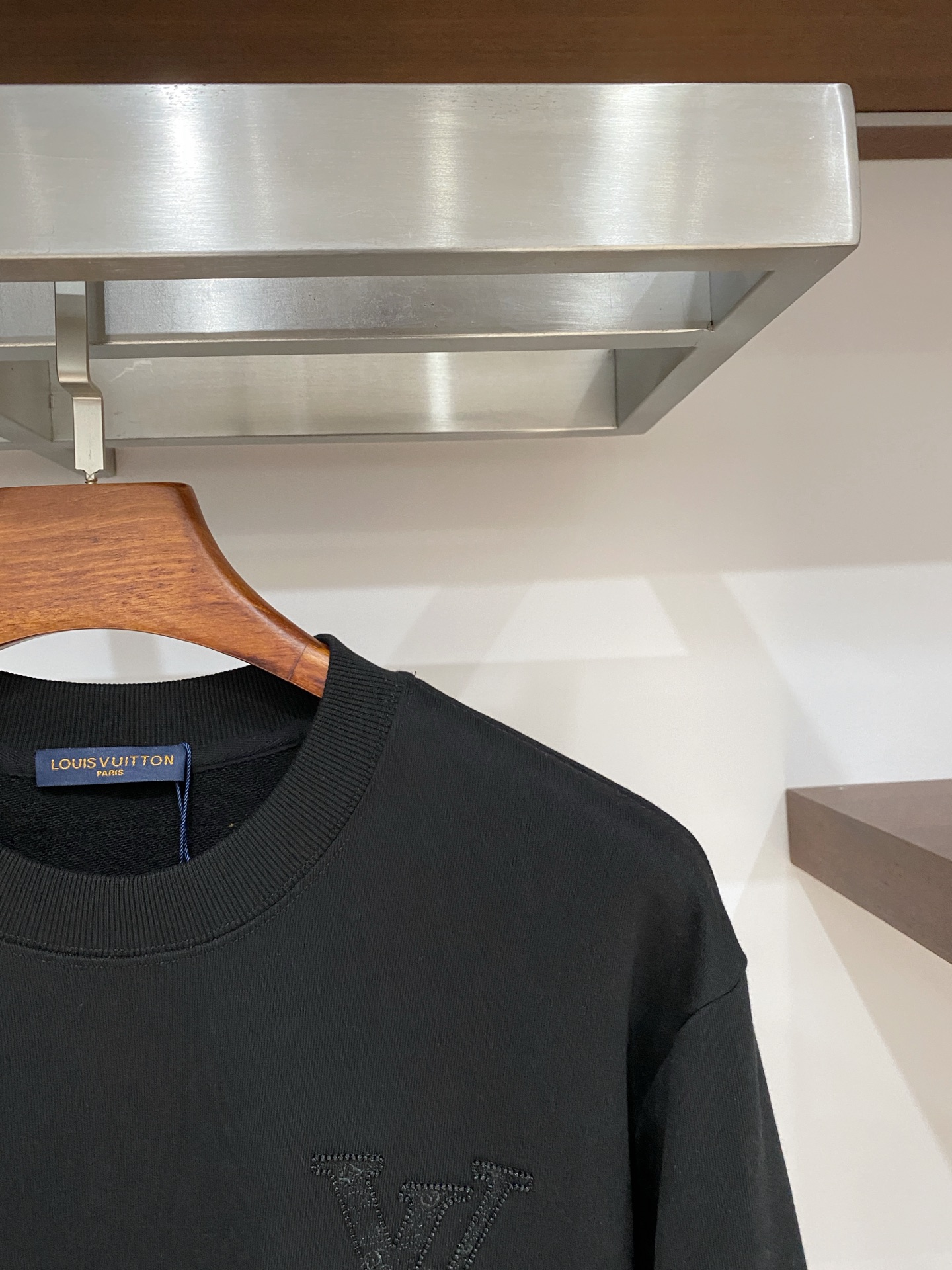 路易威登、2025新品卫衣，帅气时尚，胸前精致刺绣字母logo，简约百搭款。面料棉 不仅挺括，保持潮流的