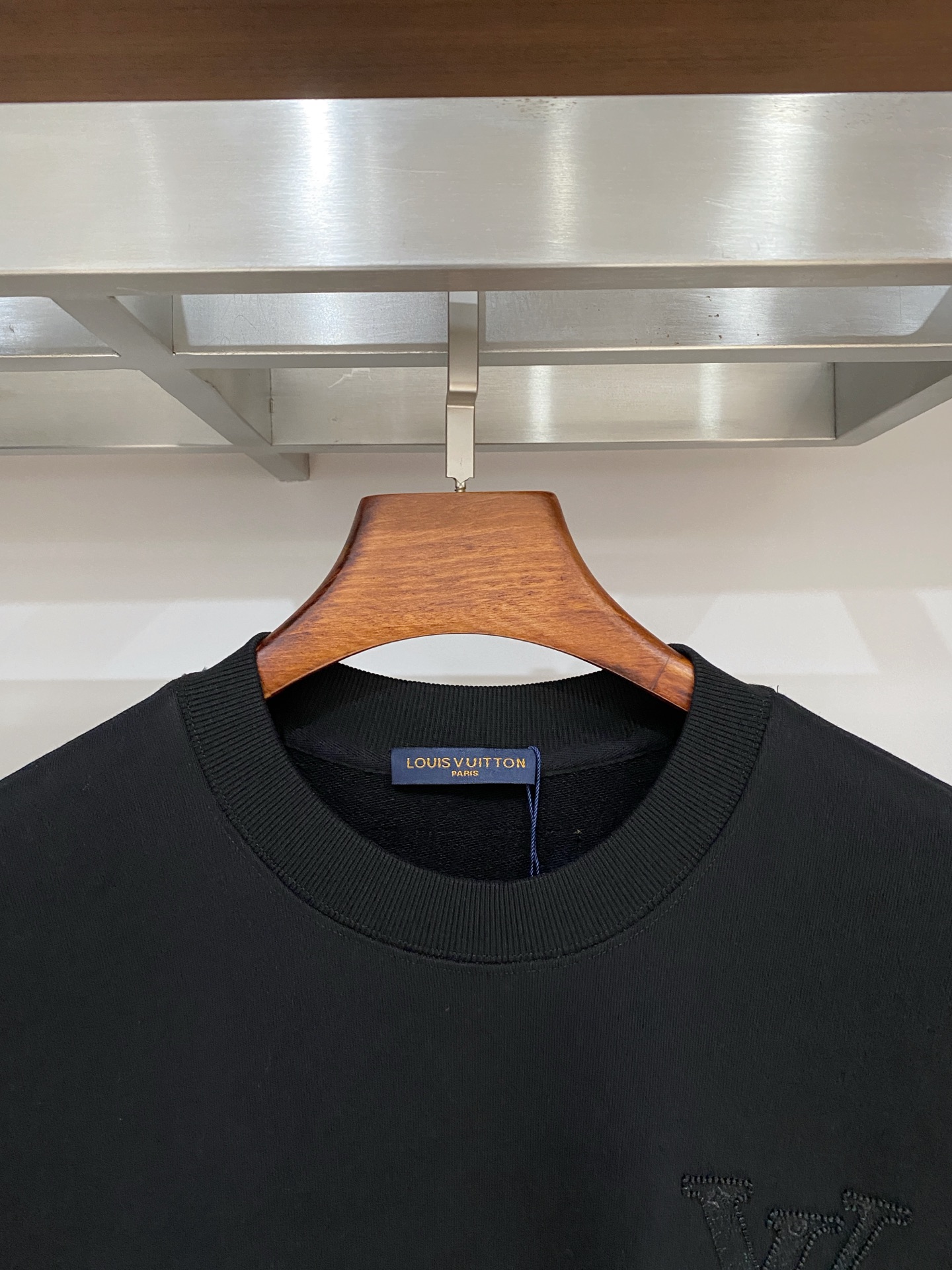 路易威登、2025新品卫衣，帅气时尚，胸前精致刺绣字母logo，简约百搭款。面料棉 不仅挺括，保持潮流的