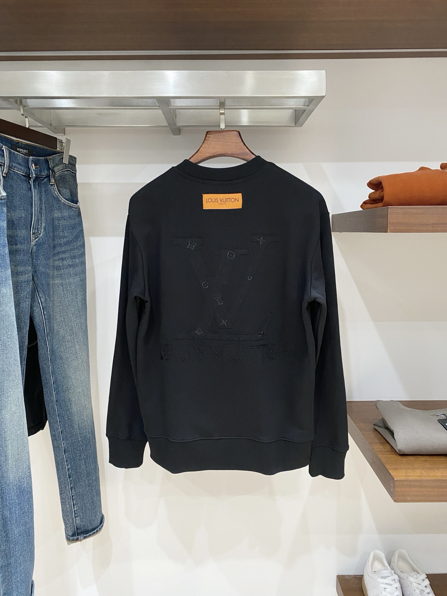 路易威登、2025新品卫衣，帅气时尚，胸前精致刺绣字母logo，简约百搭款。面料棉 不仅挺括，保持潮流的