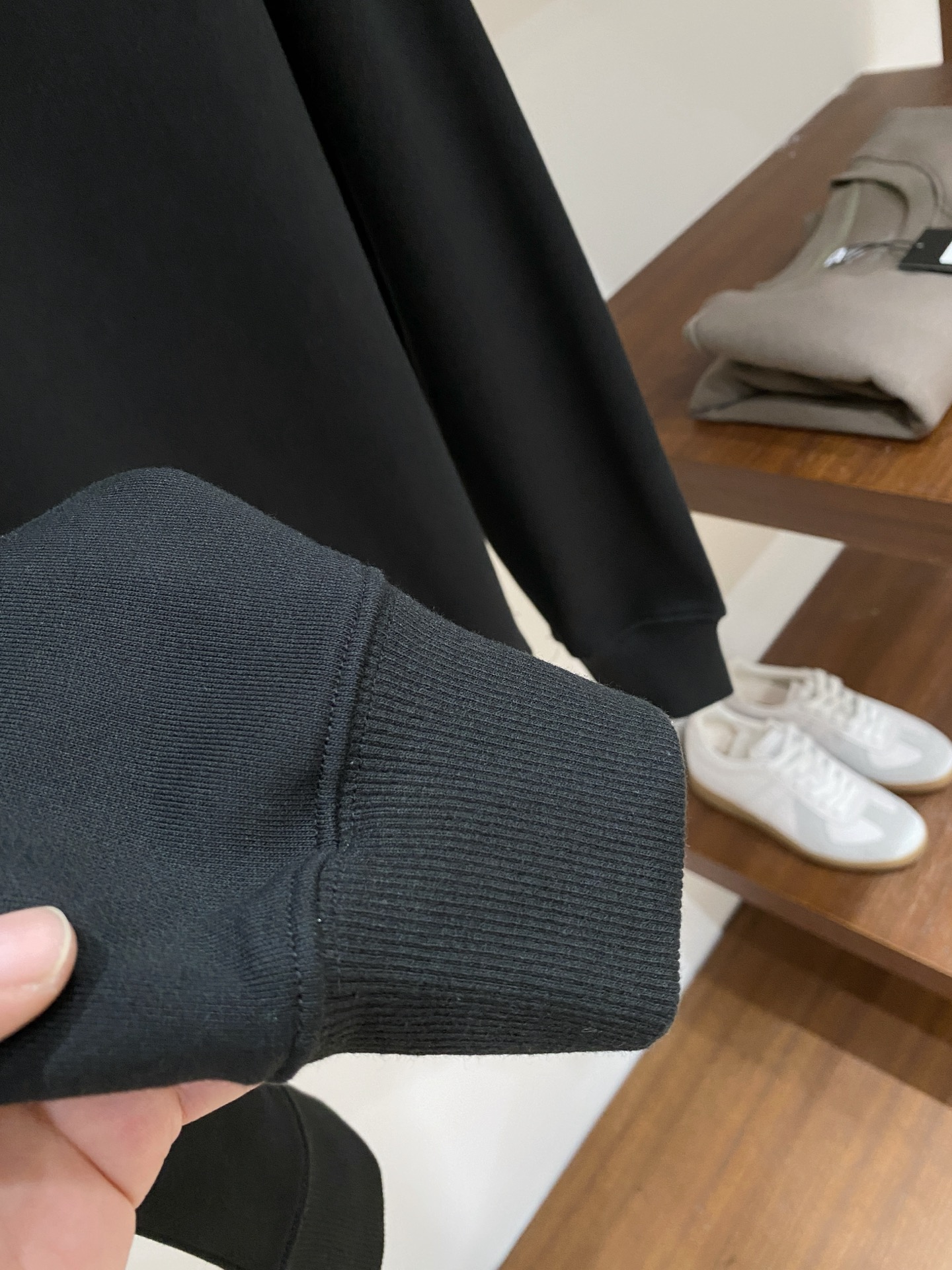 路易威登、2025新品卫衣，帅气时尚，胸前精致刺绣字母logo，简约百搭款。面料棉 不仅挺括，保持潮流的