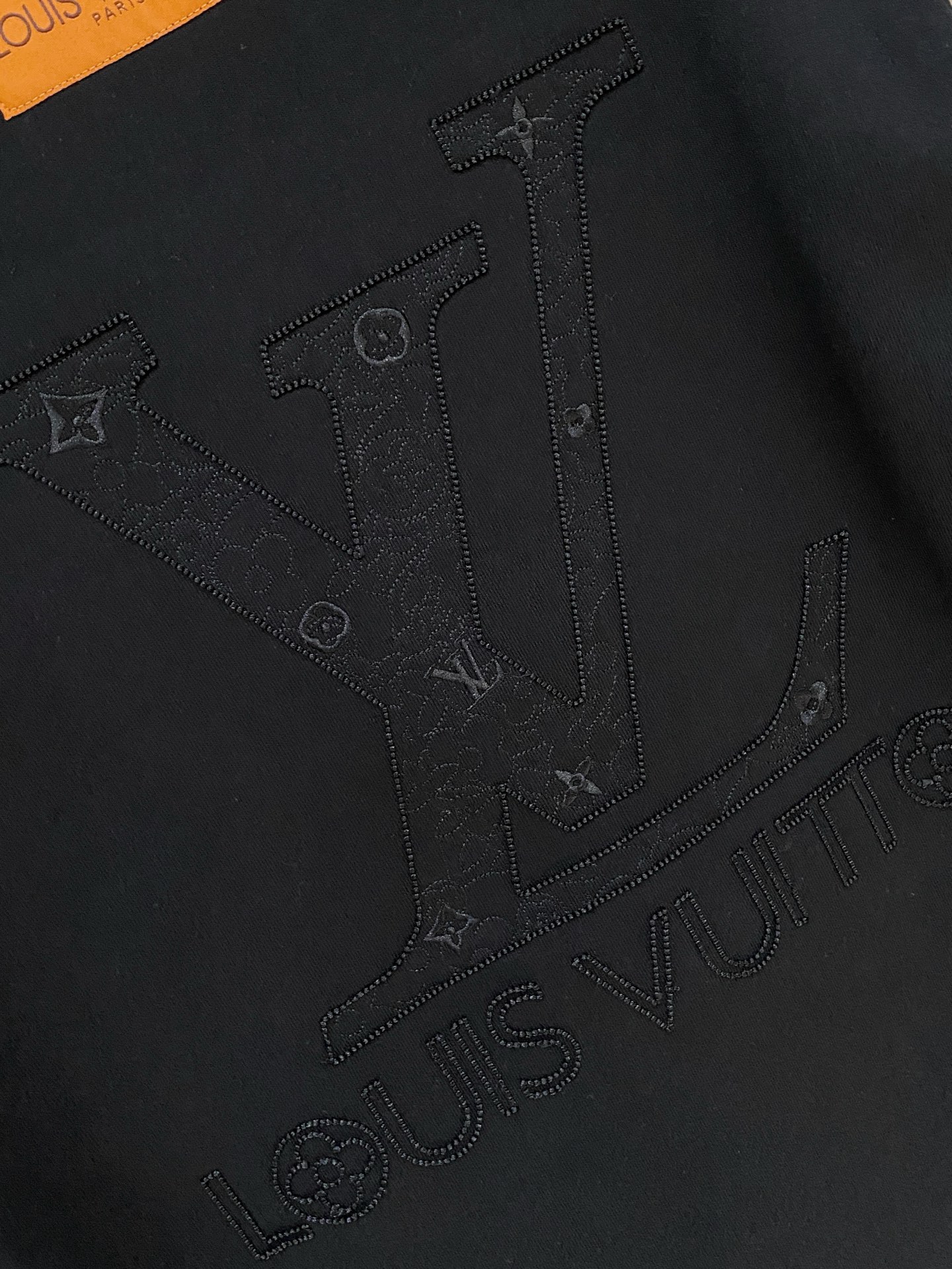 路易威登、2025新品卫衣，帅气时尚，胸前精致刺绣字母logo，简约百搭款。面料棉 不仅挺括，保持潮流的